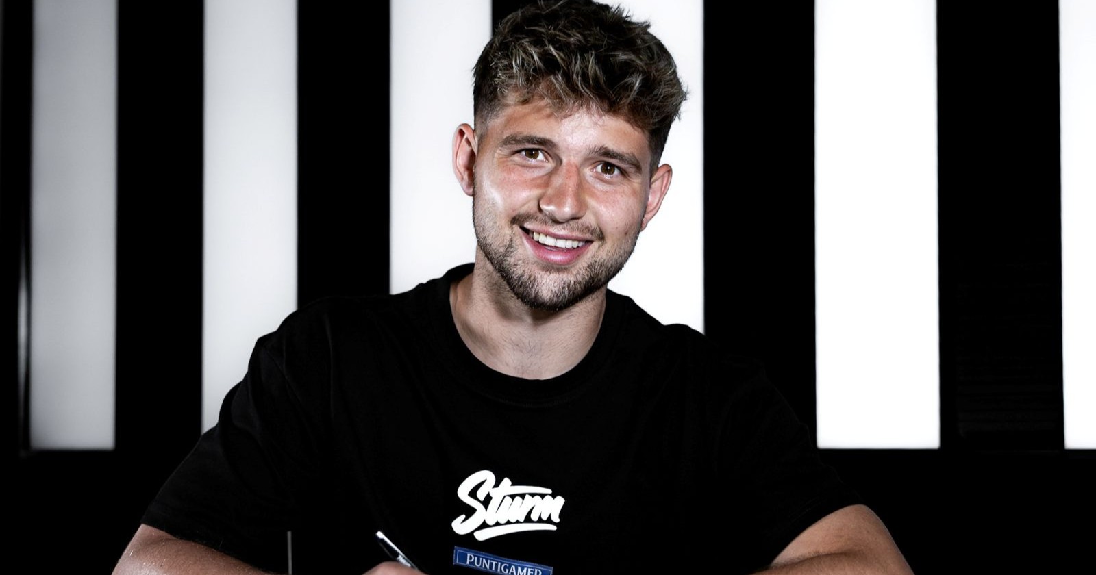 Der neue Sturm-Spieler Simon Seidl bei der Vertragsunterzeichnung in Graz
