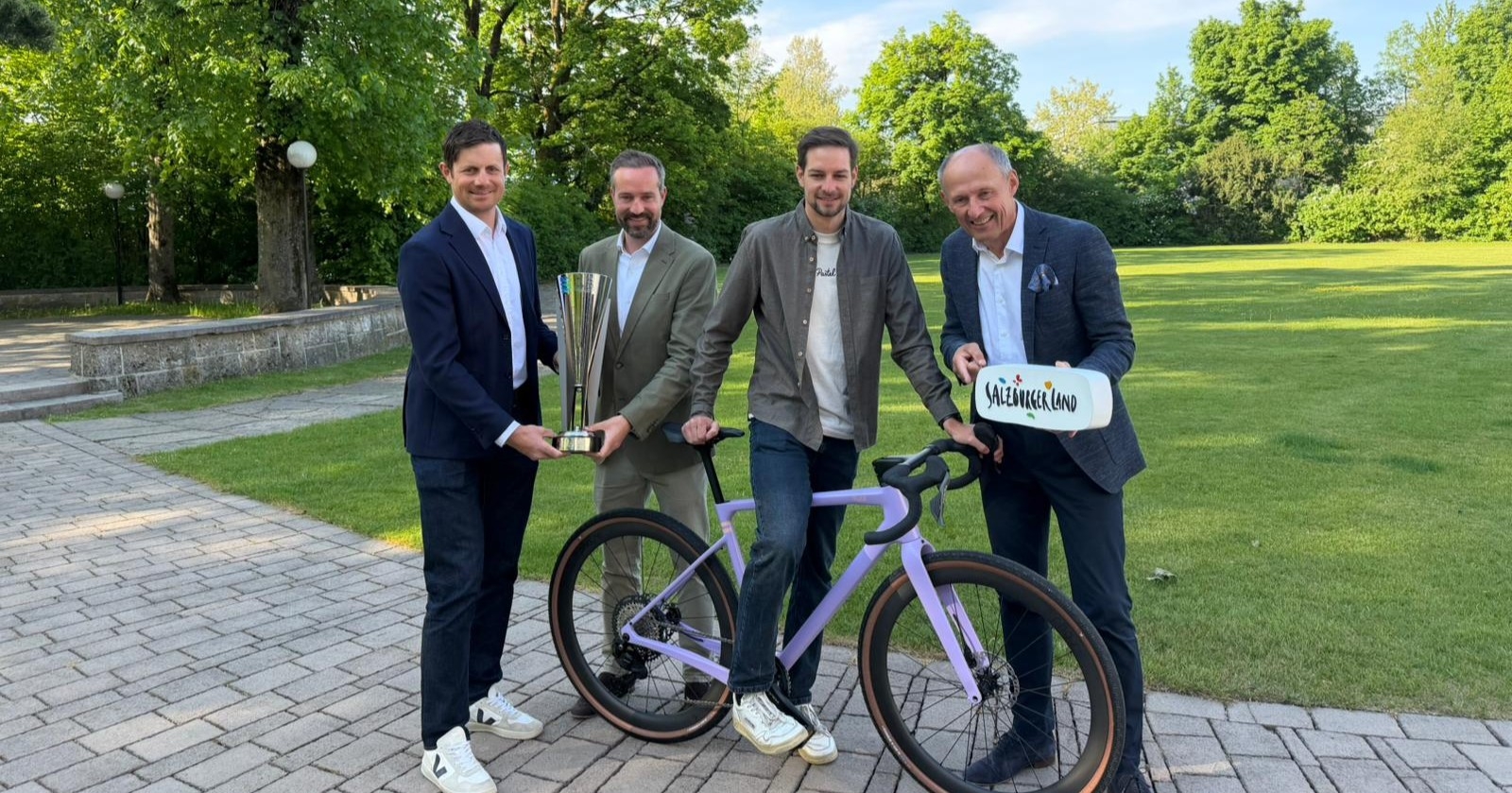 Marco Pointner (Geschäftsführer Saalfelden Leogang), Landeshauptfrau-Stellvertreter Stefan Schnöll, Martin Holnburger (Geschäftsführer Pastel Bicycles) und Leo Bauernberger (Geschäftsführer der SalzburgerLand Tourismus Gesellschaft) von links.