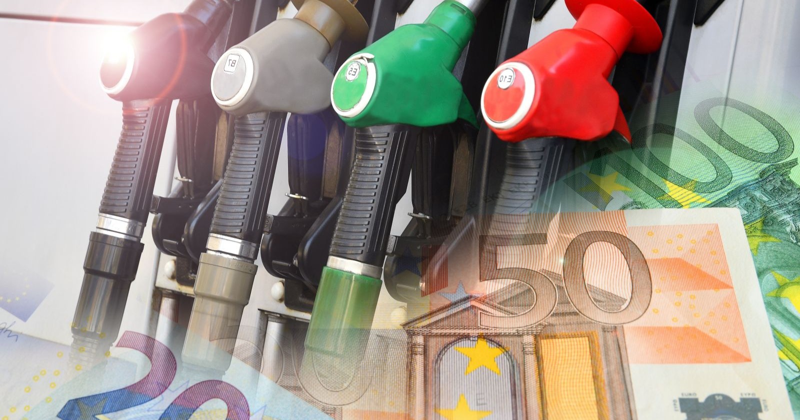 Zapfsäulen mit Benzin und Diesel vor Euro-Geldscheinen – Symbolbild für hohe Spritpreise und Auslaufen der Spritpreisbremse in Österreich
