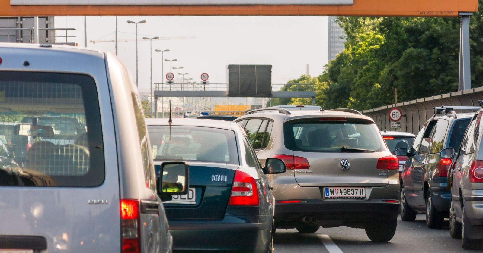 Pfingsten Stau Verkehrswarnung Österreich Autobahn dichter Verkehr Autos Kolonne Reiseverkehr