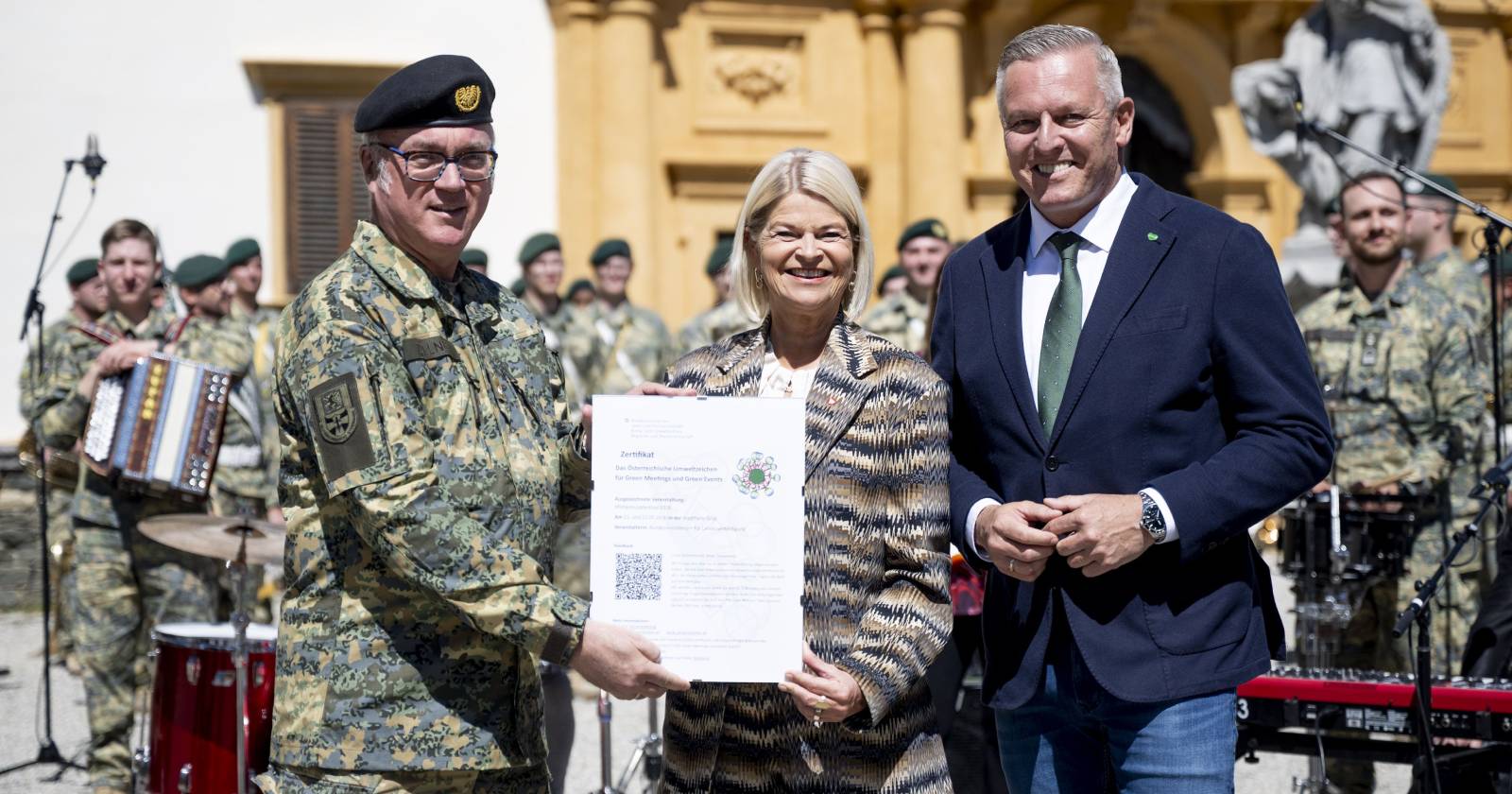 Verteidigungsministerin Klaudia Tanner und Landeshauptmann Mario Kunasek mit Mitgliedern der Militärmusik des österreichischen Bundesheeres