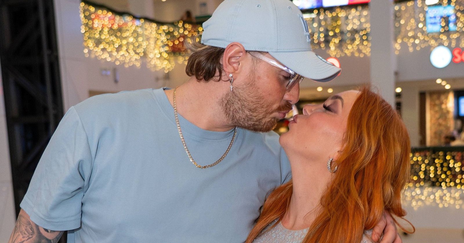 Tara Tabitha und Dennis Lodi zeigen sich verliebt vor „Temptation Island VIP“ beim Kuss in einer Shopping Mall