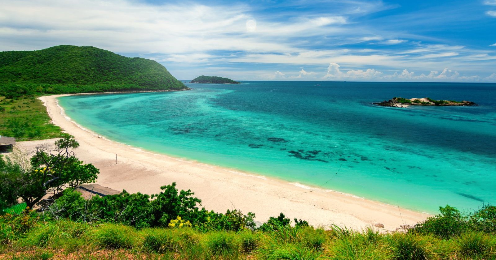 Thailand Strand mit türkisblauem Meer und Inseln – neue Thailand Visum Regeln begrenzen Aufenthalt auf 30 Tage