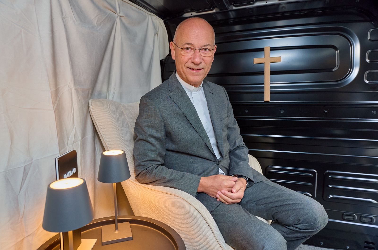 Toni Faber im mobilen Beichtstuhl der Erzdiözese Wein