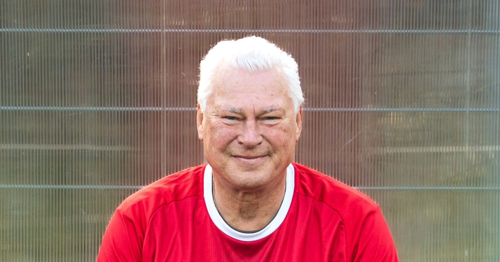 Toni Polster im roten Shirt blickt in die Kamera – der Ex-ÖFB-Stürmer muss wegen Kniearthrose operiert werden.