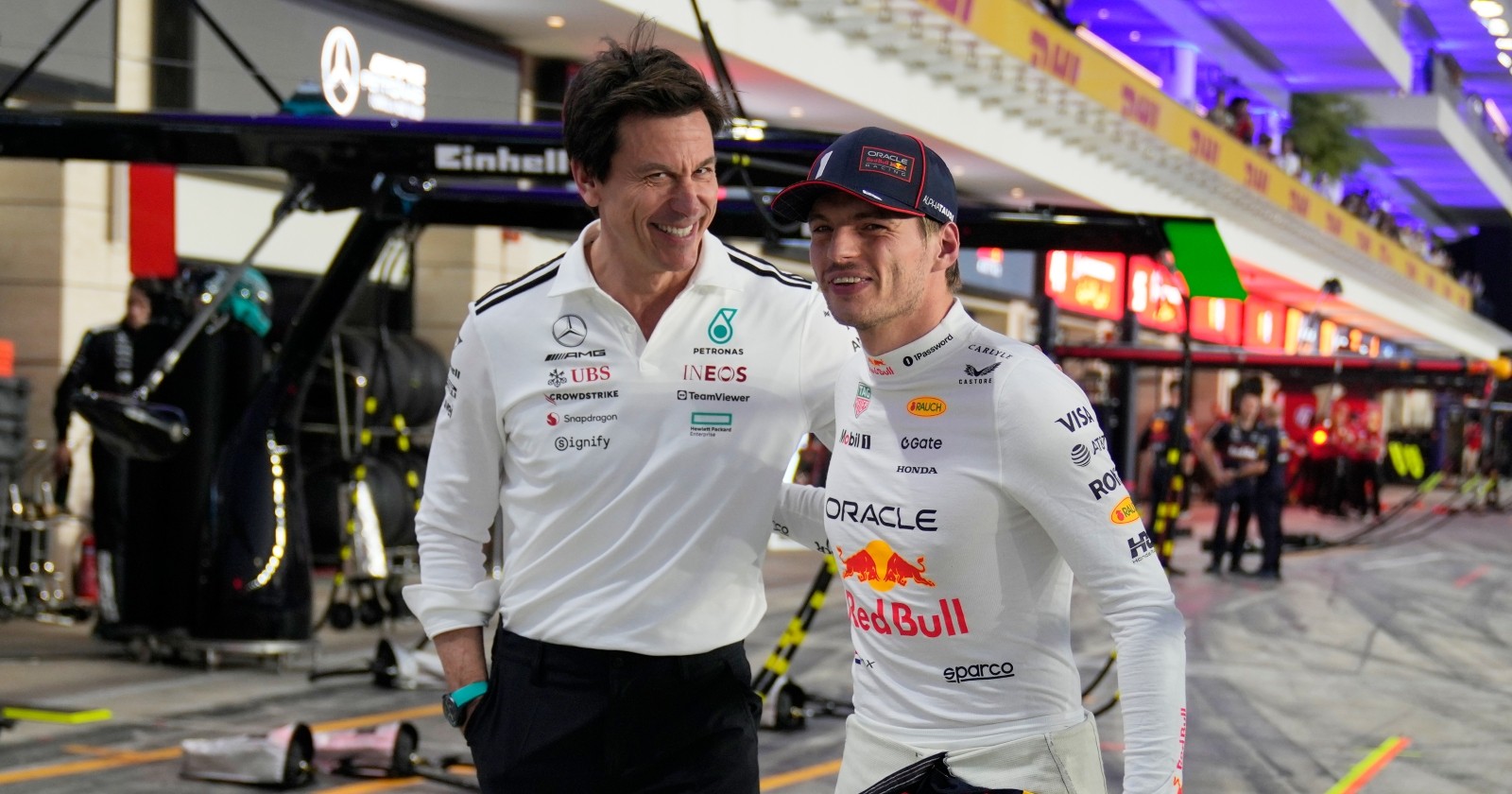 Toto Wolff und Max Verstappen während einem Rennen in Holland.