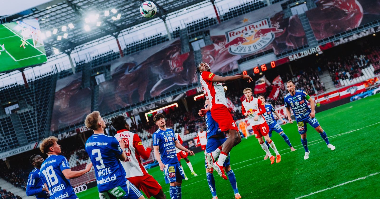 Joane Gadou im Trikot des FC Red Bull Salzburg während dem bundesliga-Heimspiel gegen den TSV Hartberg