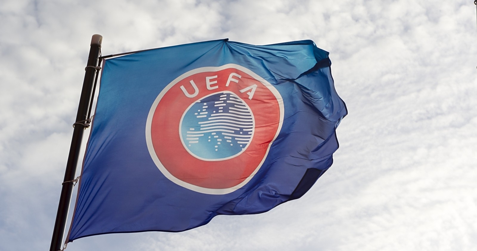UEFA Flagge im Hintergrund bewölktes Wetter.