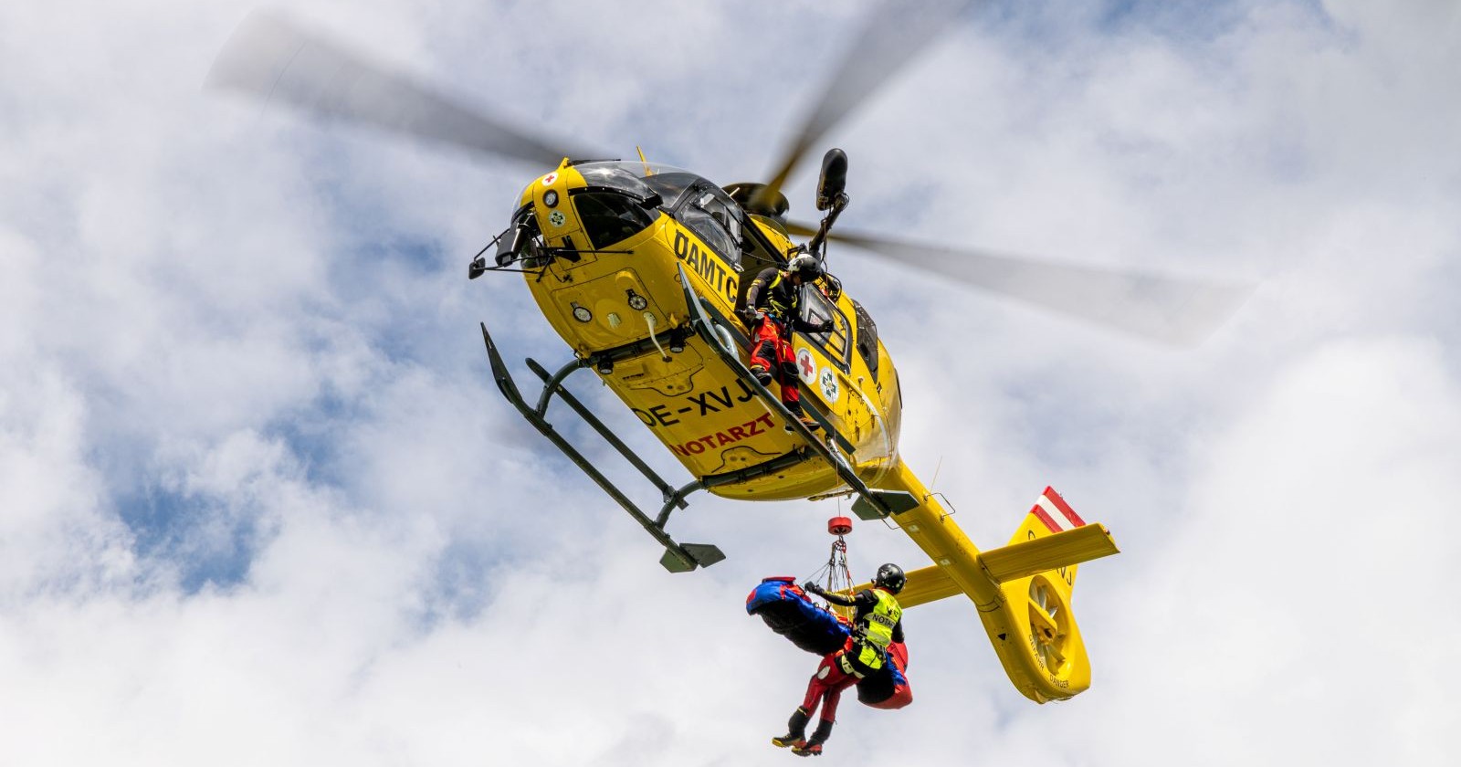 Notarzthubschrauber bei Unfall A1 Westautobahn im Einsatz nach Massenkarambolage bei Ansfelden mit 14 Verletzten