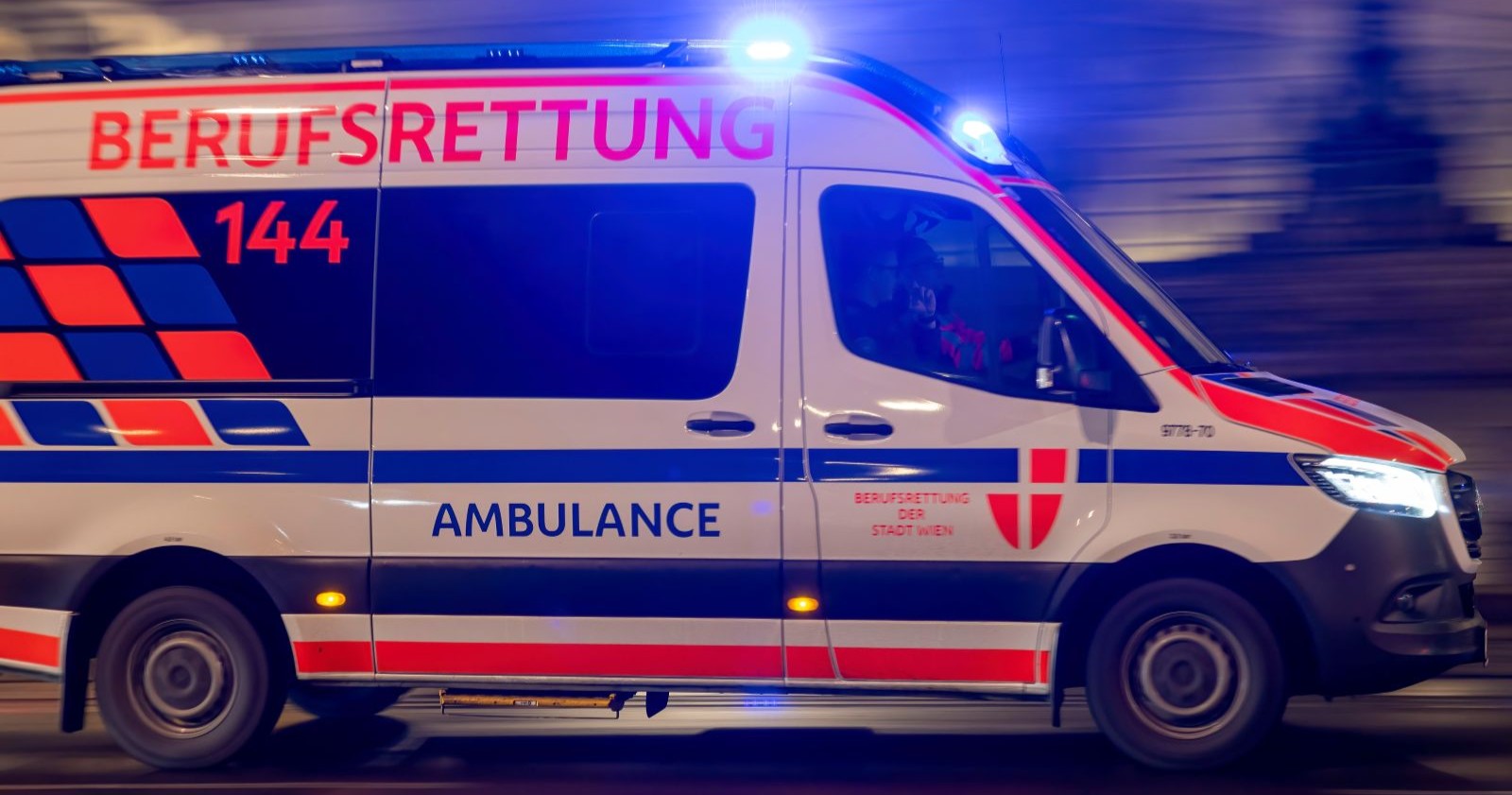 Rettungswagen im Einsatz nach Unfall A2 Südautobahn bei Traiskirchen, Lenker aus Auto geschleudert