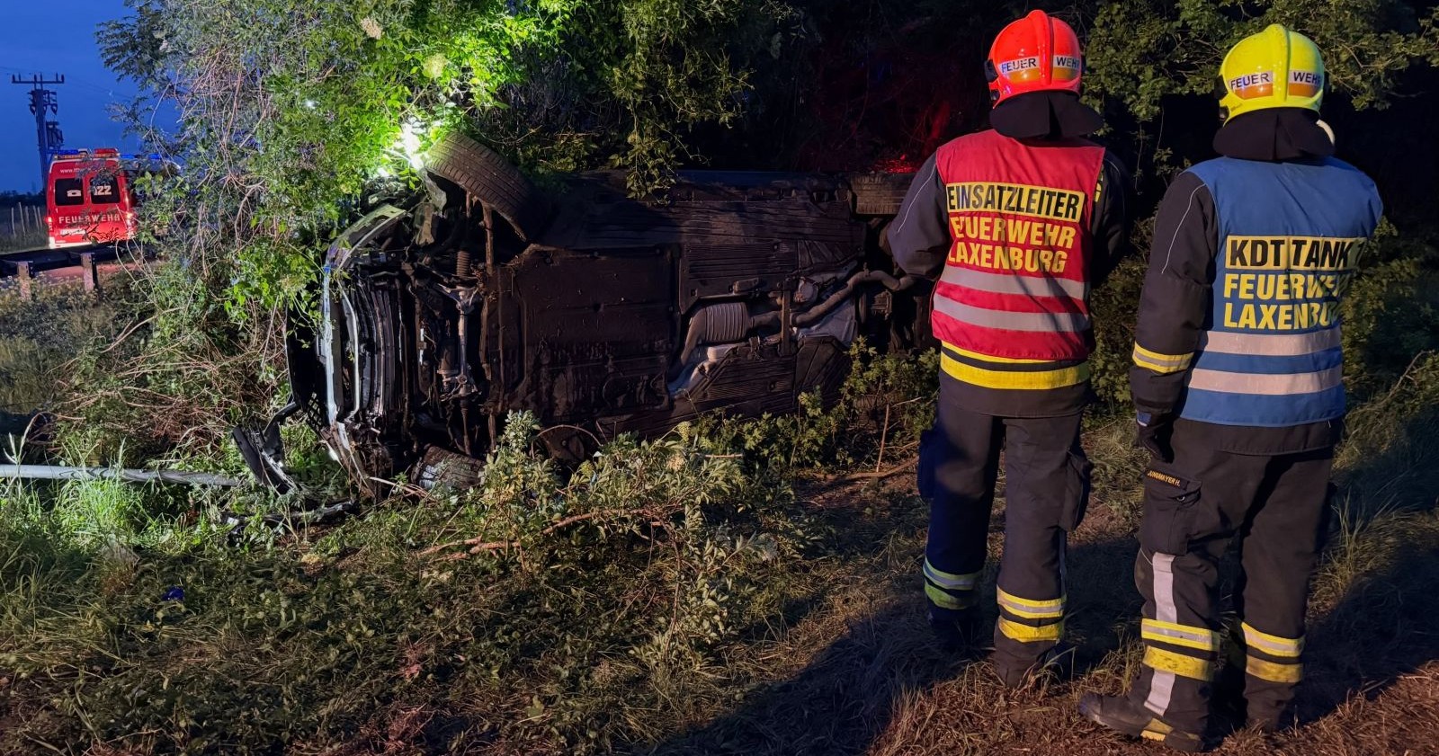 Verkehrsunfall in Laxenburg auf der L154: Ein Pkw liegt auf der Seite im Windschutzgürtel nach einem schweren Crash mit fünf Verletzten.