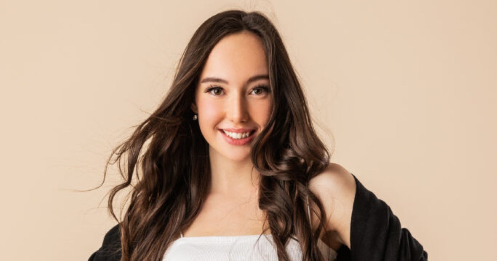 anessa Dollinger lächelt in die Kamera und präsentiert ihren neuen Stil zur Single Hey Hey mit modernem Pop-Image.