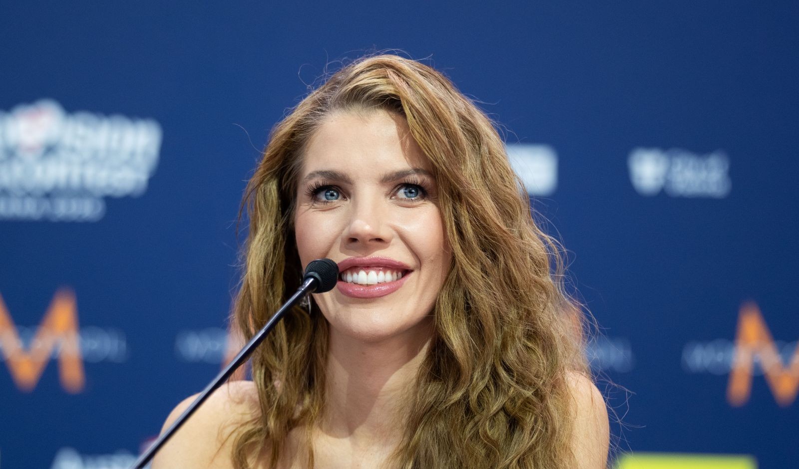 Victoria Swarovski beim Eurovision Song Contest 2026 in Wien. Die Moderatorin lächelt bei einer Pressekonferenz nach ihrer umstrittenen ESC-Moderation in die Kamera.