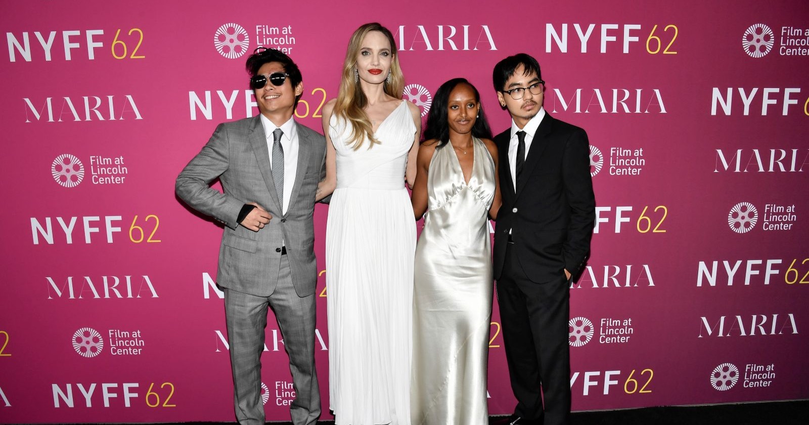 Angelina Jolie posiert gemeinsam mit ihren Kindern Zahara Jolie-Pitt, Pax und Maddox bei der Premiere von „Maria“ beim NYFF 62 in New York.