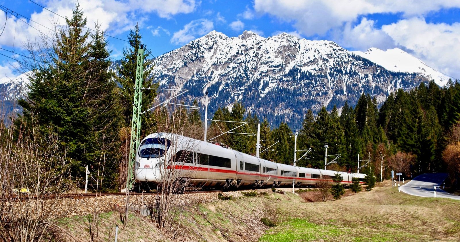 Ein Zug in Bayern auf den Gleisen.