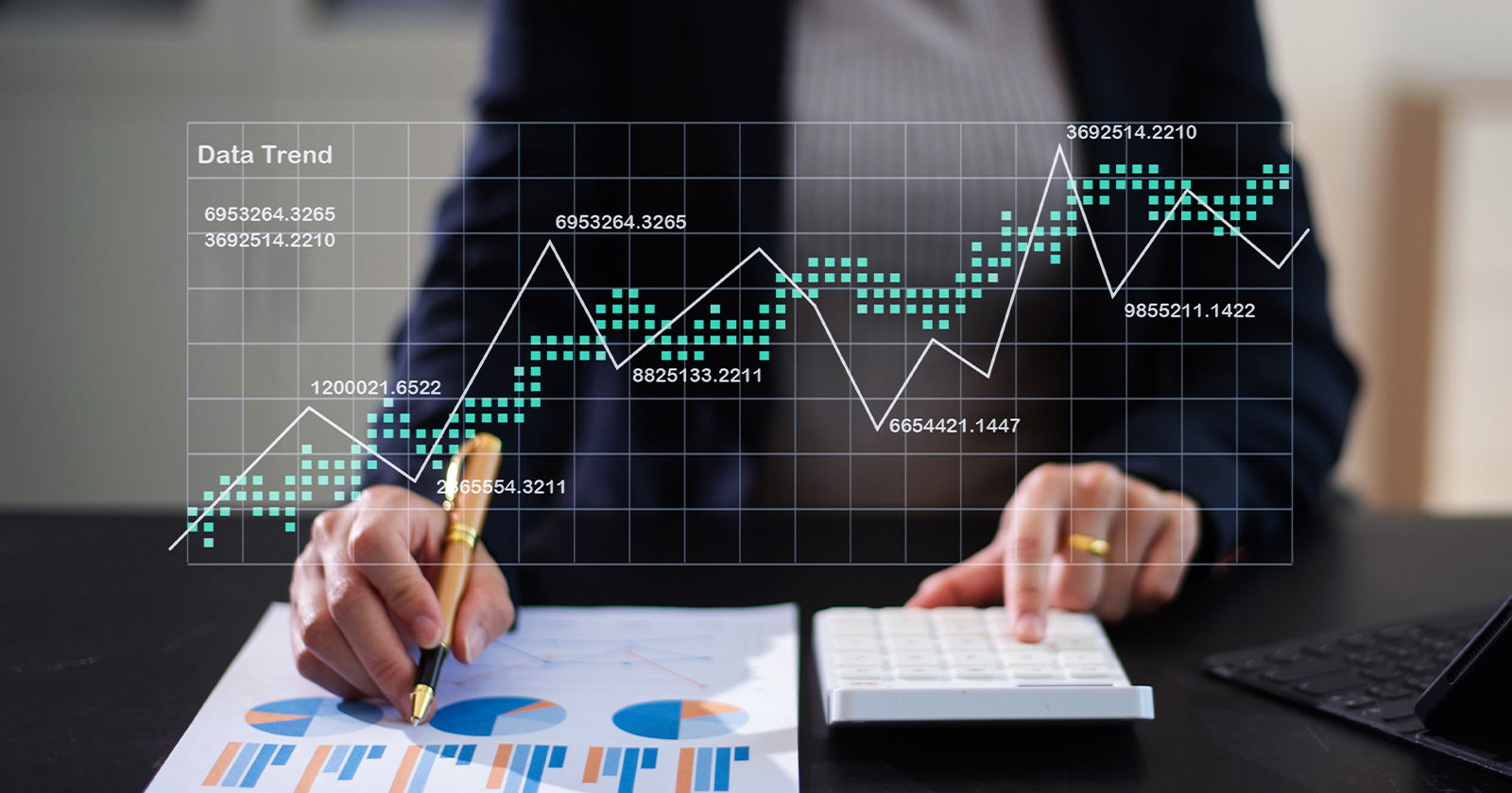 Junge Frau wertet mit dem Taschenrechner Statistiken aus | Credit: Nikornpanna/Shutterstock