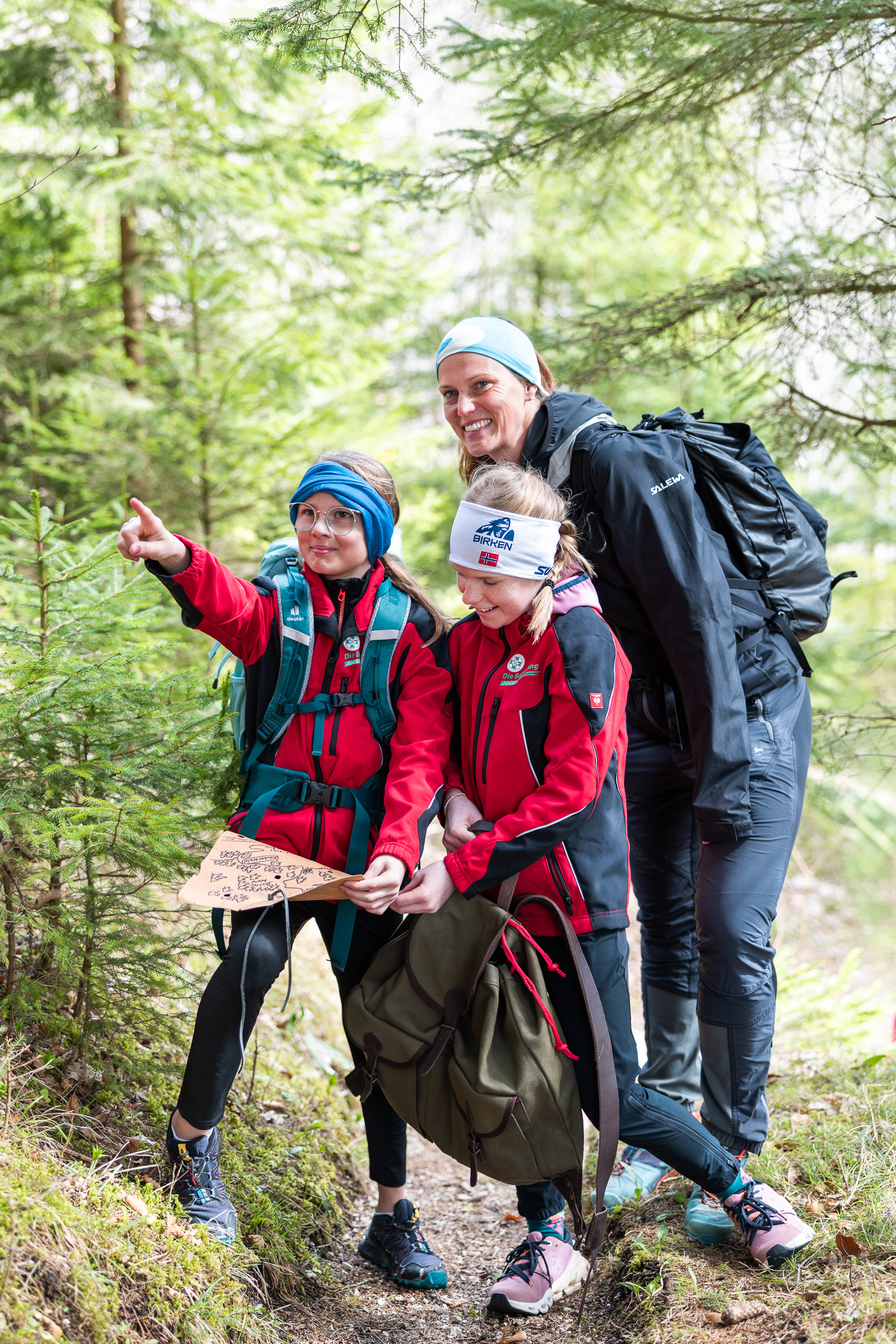 Mutter mit ihren zwei Töchtern beim Erkunden des Waldes | Credit: NÖVOG/Buchegger
