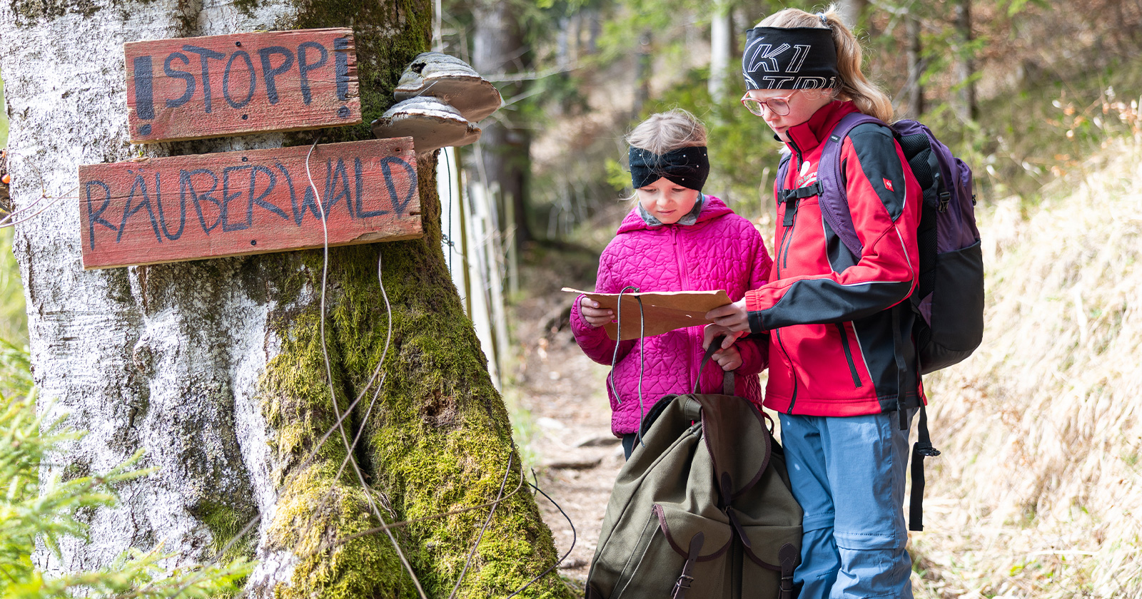 Zwei junge Mädchen beim Erkunden des Waldes | Credit: NÖVOG/Buchegger