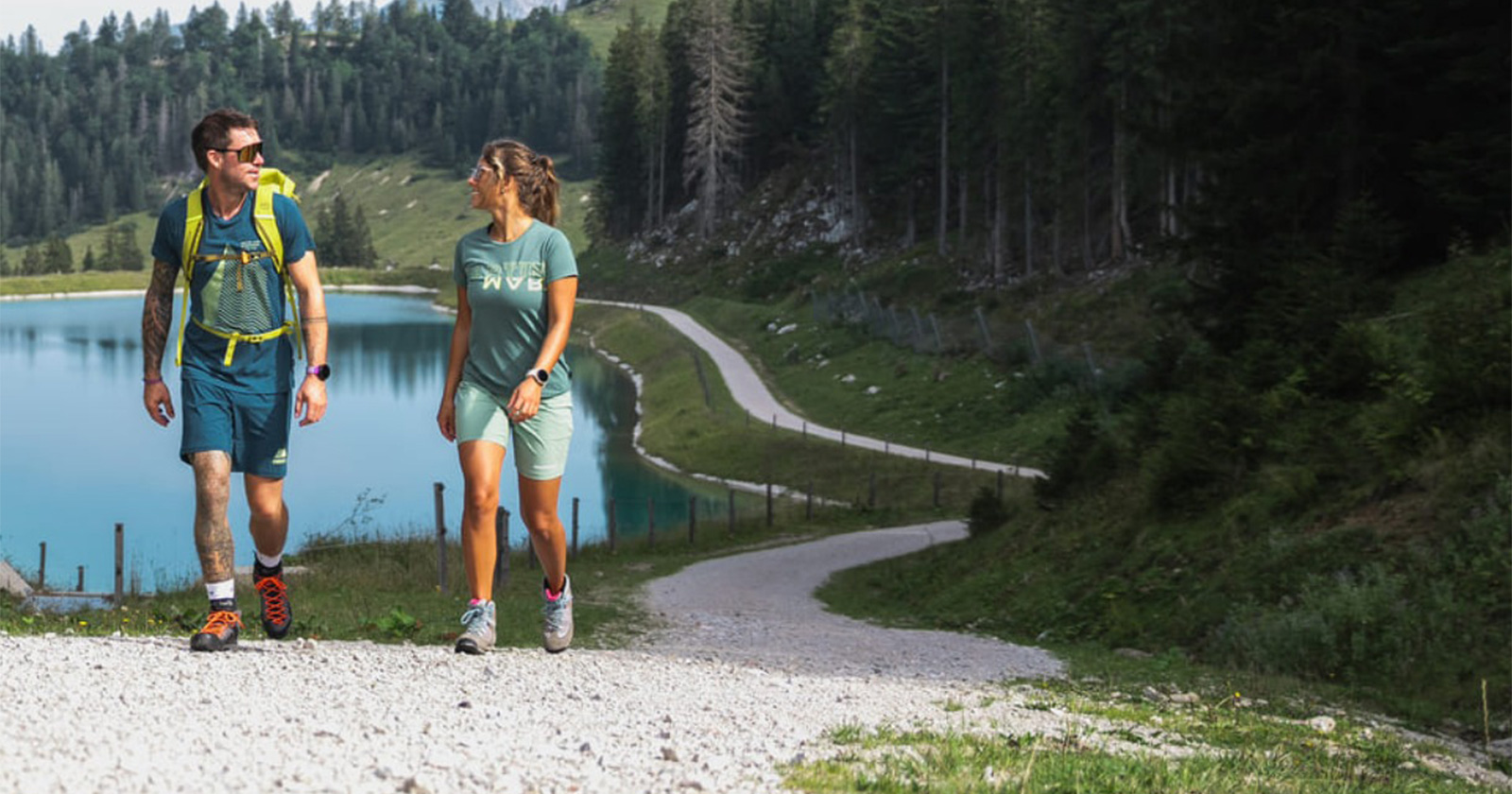 Frau und Mann bei gemeinsamer Wanderung | Credit: Gästeservice Tennengau