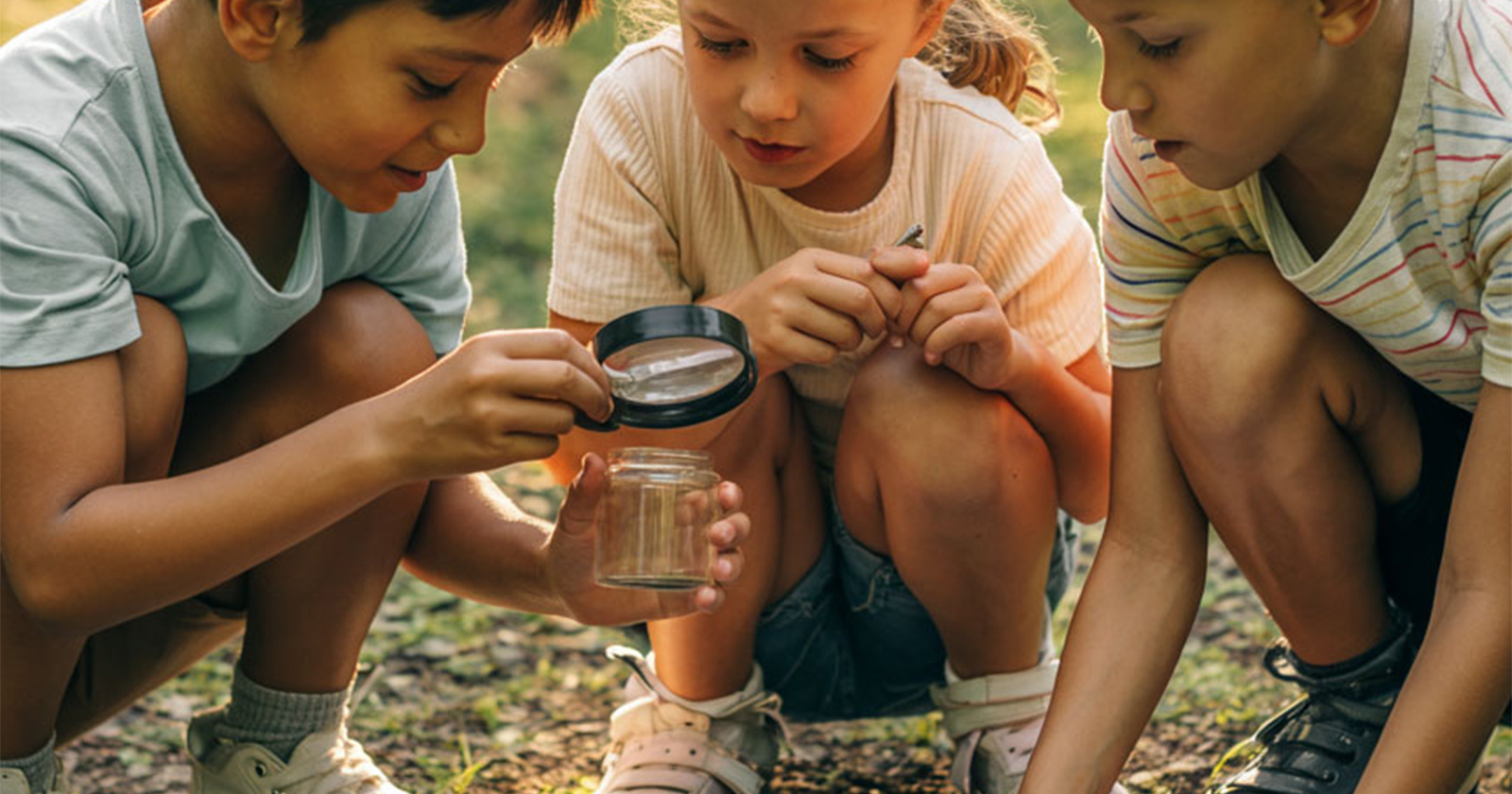 Kinder beim gemeinsamen Spielen im Freien | Credit: Hilfswerk Salzburg