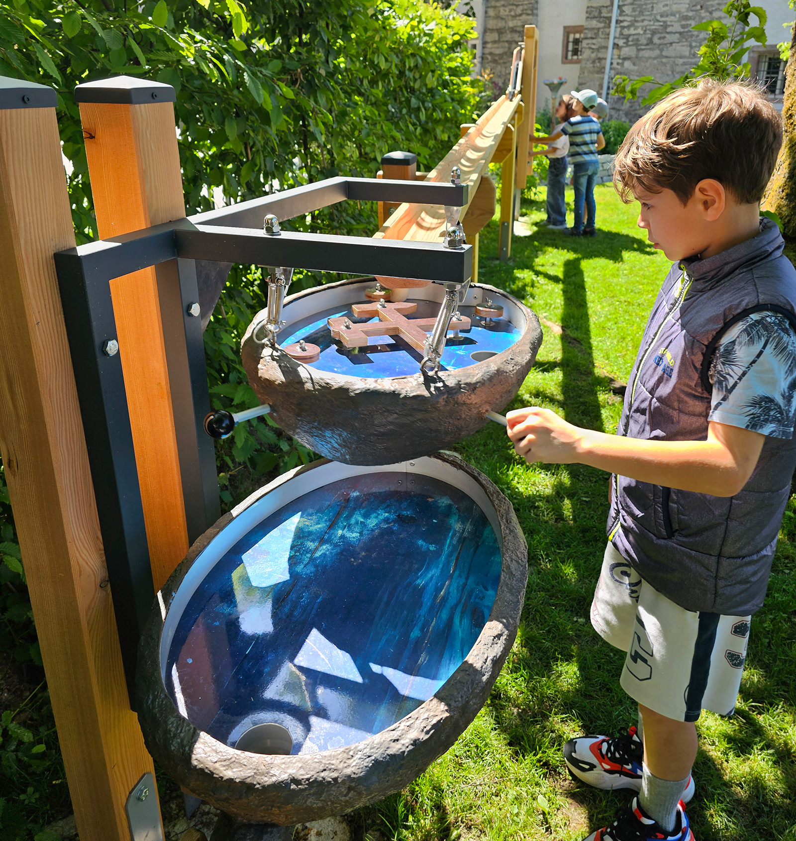 Kleiner Junge im Garten des Keltenmuseums Hallein | Credit: Keltenmuseum Hallein