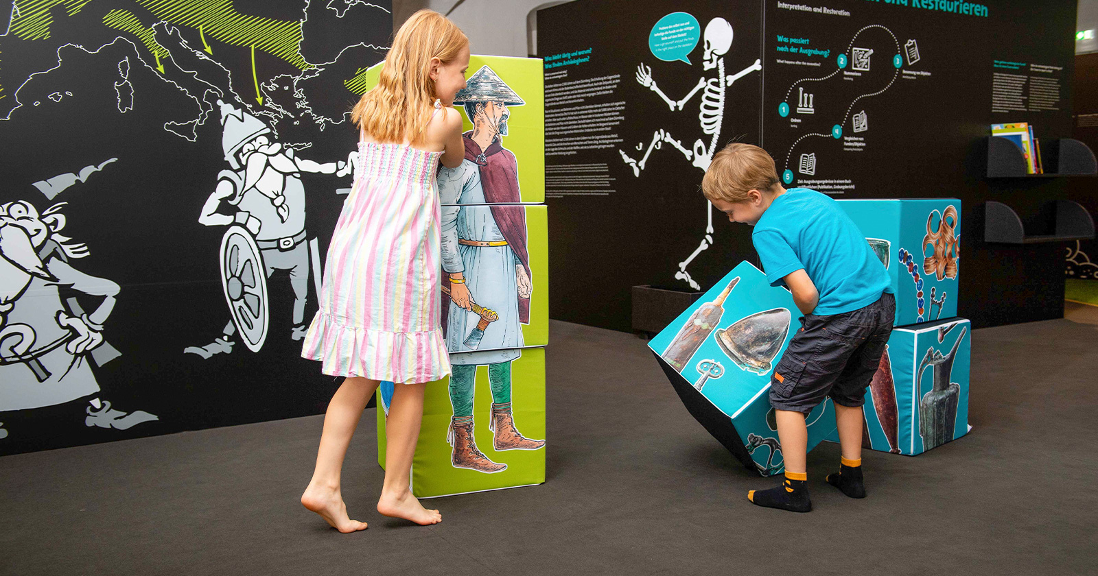 Kinder im Keltenmuseum Hallein | Credit: Keltenmuseum Hallein/Coen Kossmann