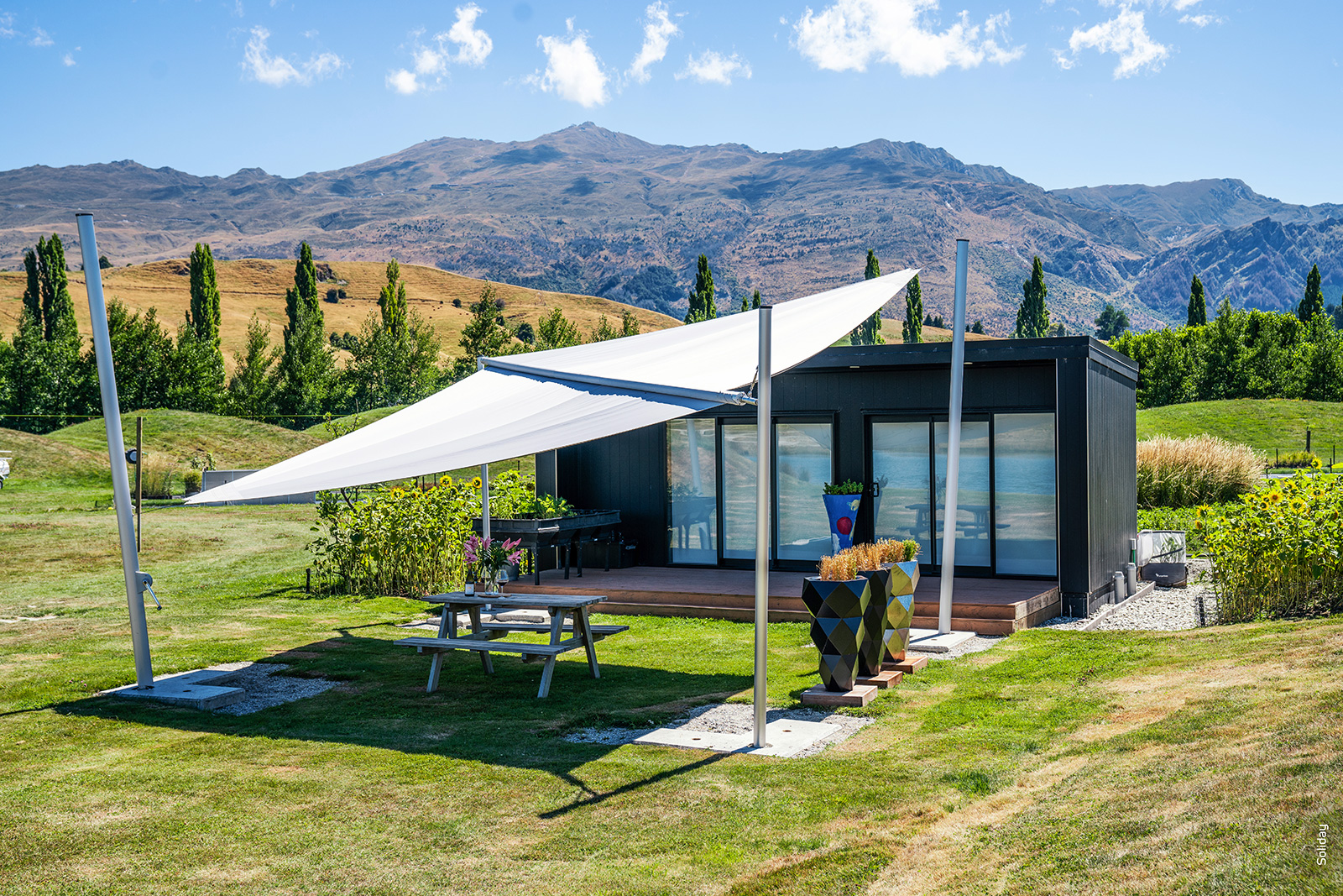 Haus mit Sonnensegel | Credit: Soliday