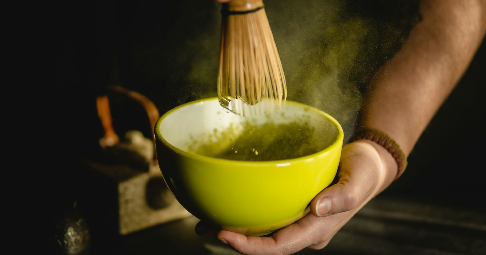 Zubereitung von Matcha Tee in einer grünen Schüssel | Credit: Unsplash/sentidos humanos