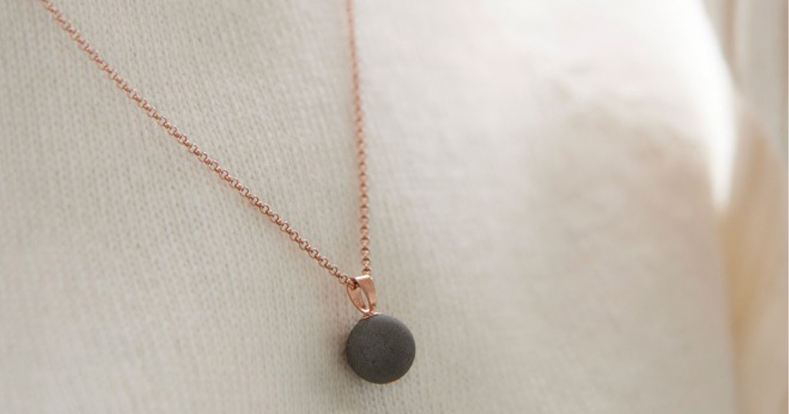 Schwarze Perle an einer Halskette | Credit: Mevisto