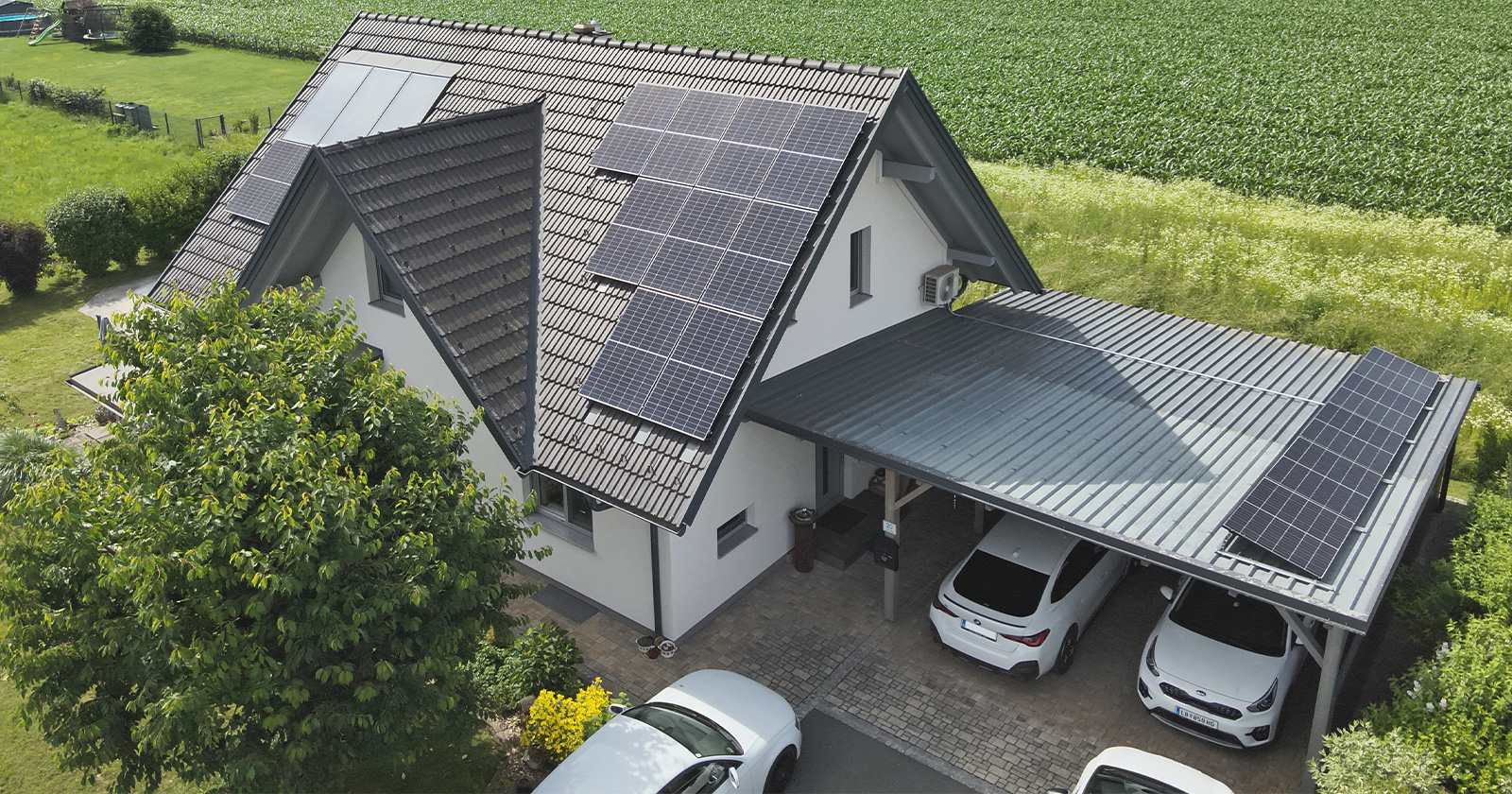 Modernes Wohnhaus mit Solarzellen am Dach von oben | Credit: Ingenieurbüro Mischinger