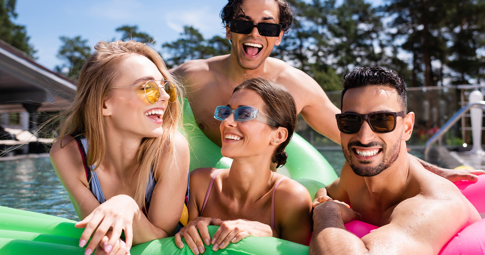Gruppe junger Menschen im Pool | Credit: LightField Studios/Shutterstock