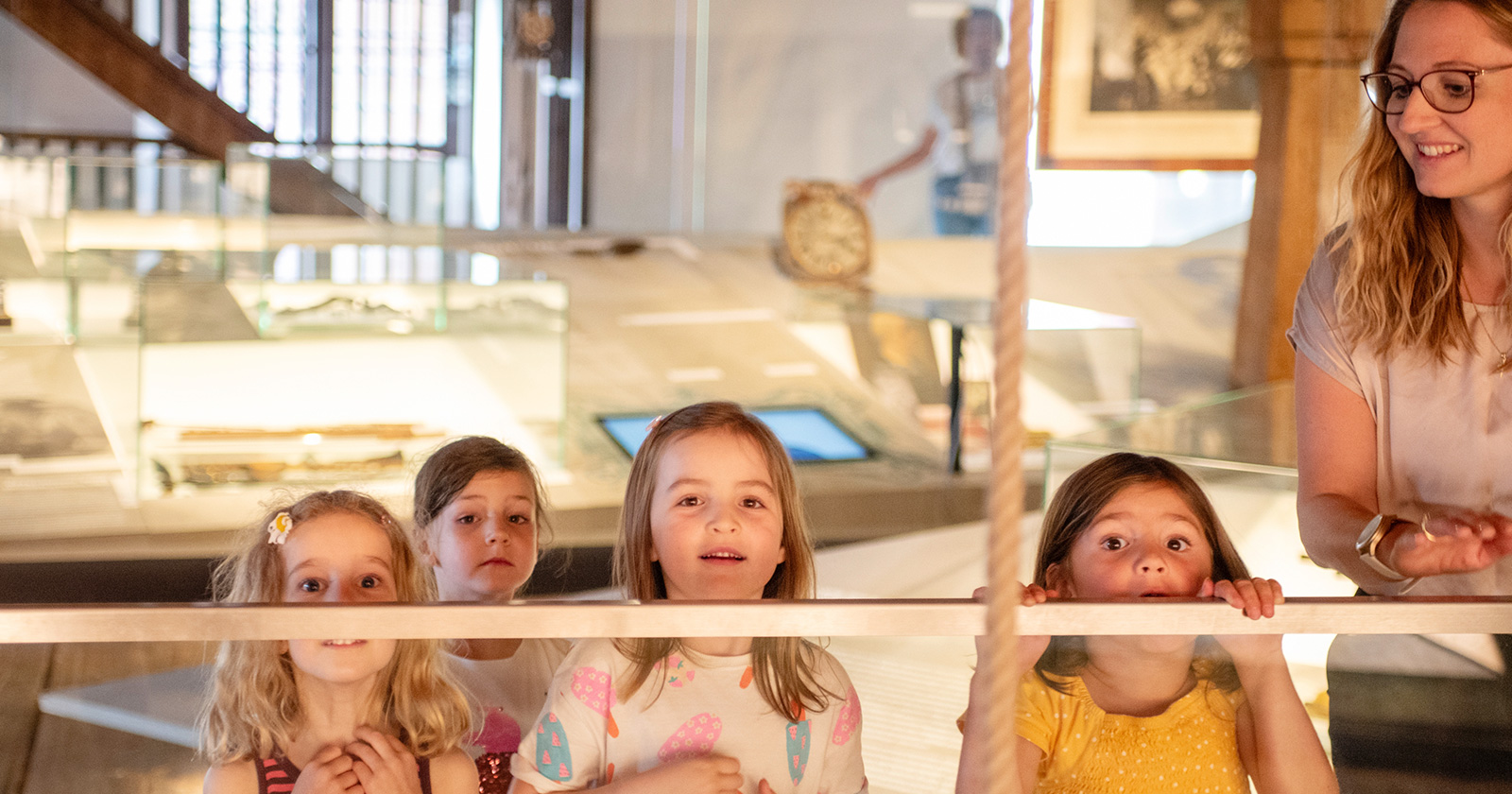 Mädchen im Volksschulalter staunen im Museum in Begleitung einer Betreuerin | Credit: Stadtmuseum Steyr/Tobias Zachl