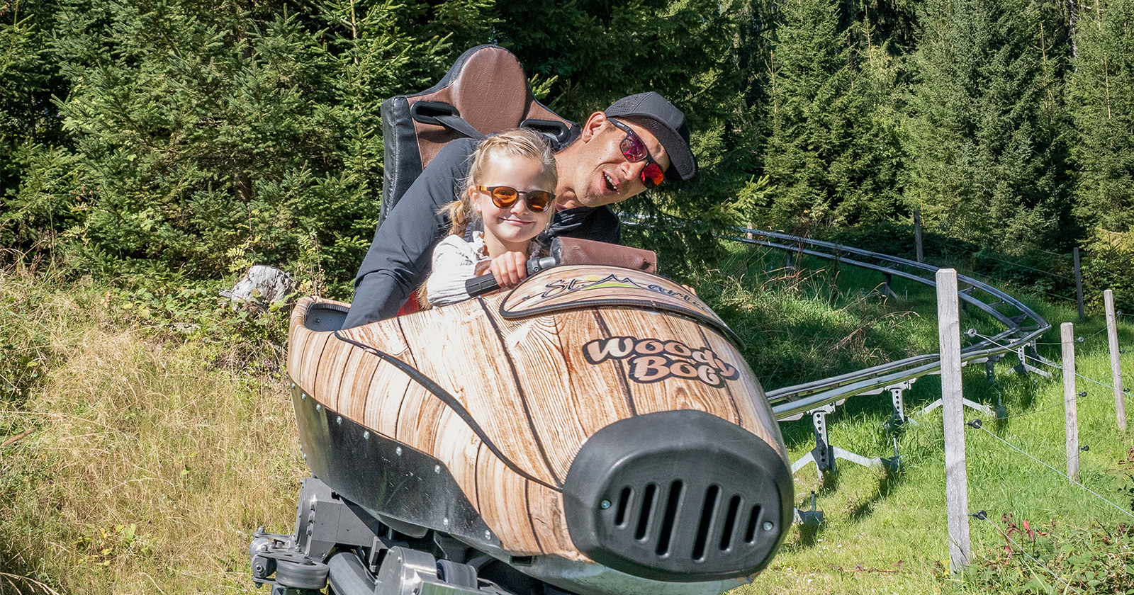 Vater mit Tochter in einer Sommerrodelbahn | Credit: DAG/Chris Eder Media