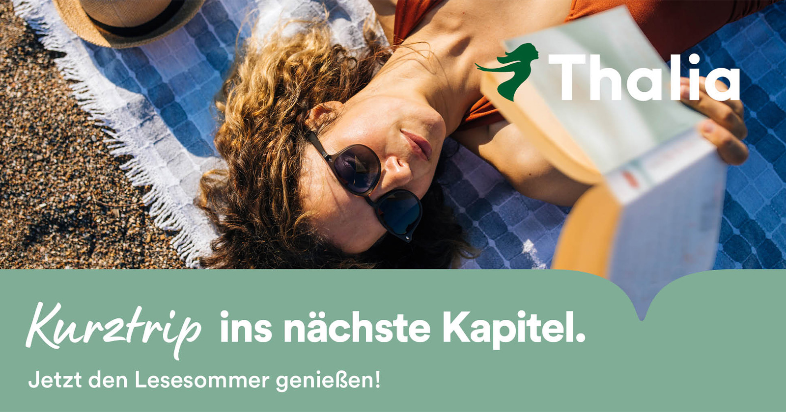 Junge Frau beim Lesen auf der Liegematte | Credit: Thalia
