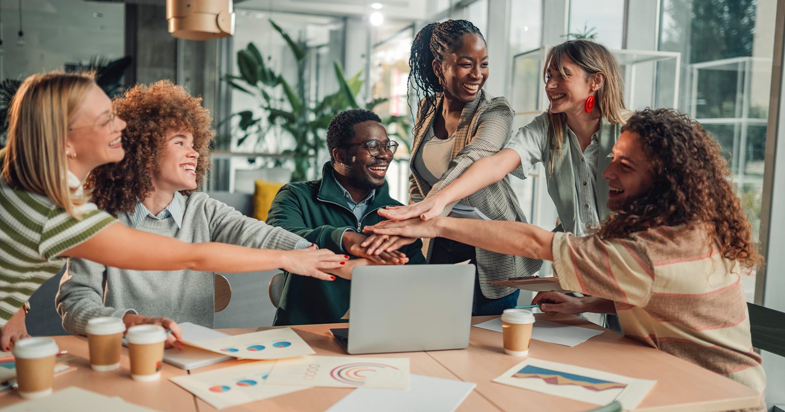 Teamgeist per Handshake | Credit: Zamrznuti Tonovi/Shutterstock