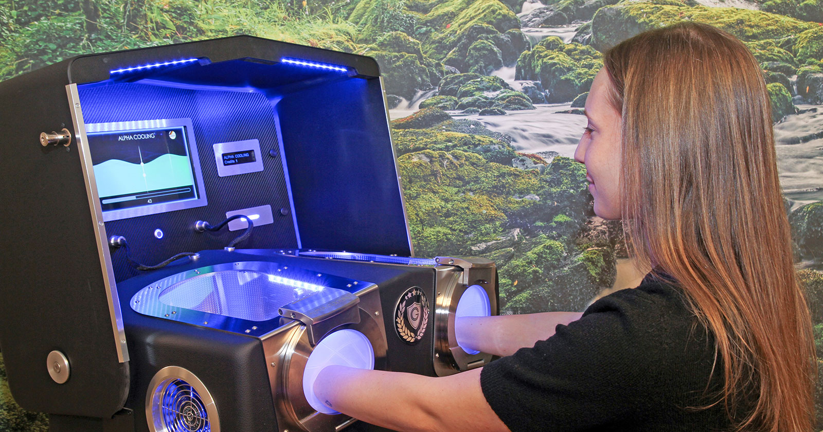 Frau die Alpha Cooling® Kältetherapie macht | Credit: Amon Vitality