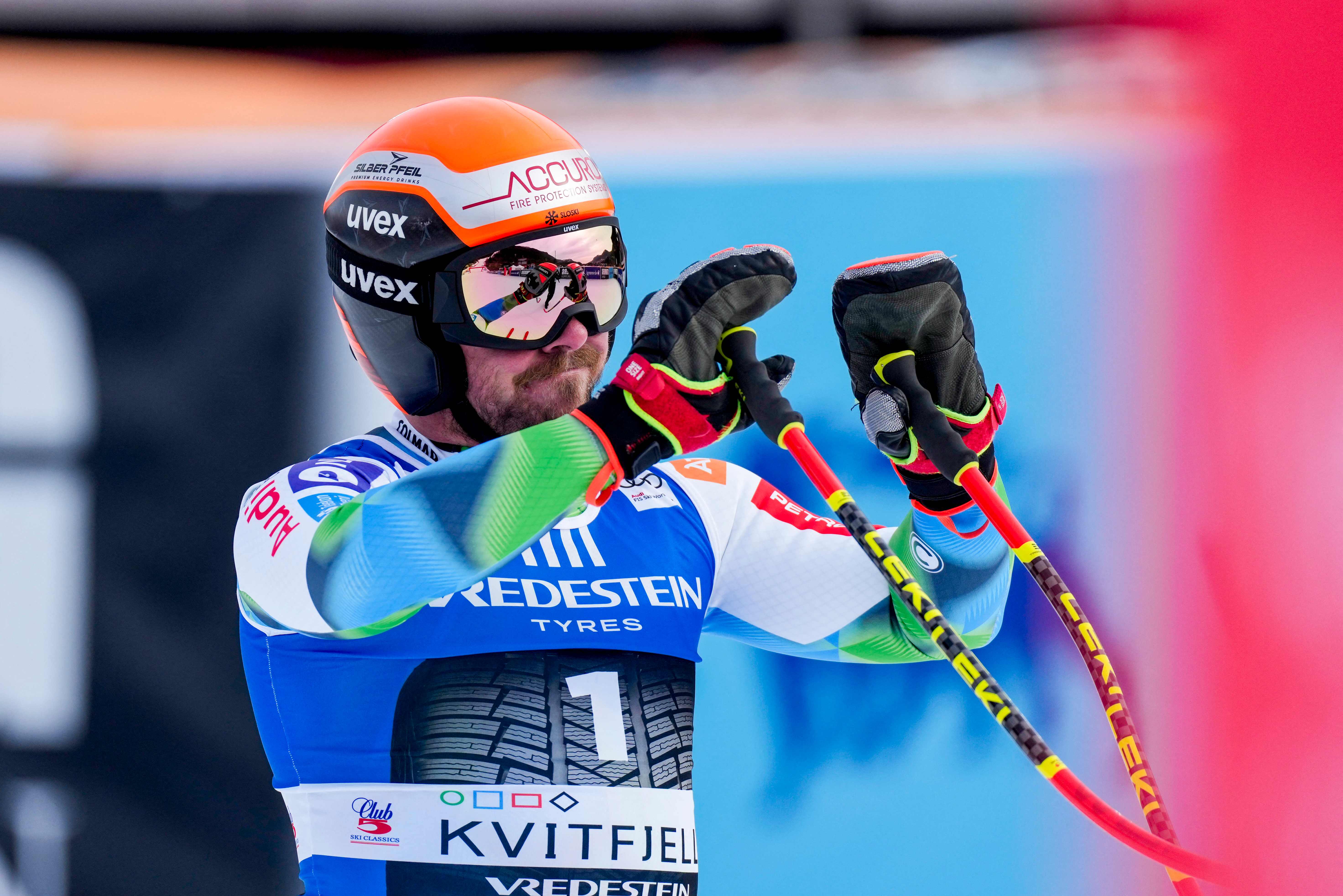 Der slowenische Rennläufer Miha Hrobat im Zielraum des Skirennens von Kvitfjell