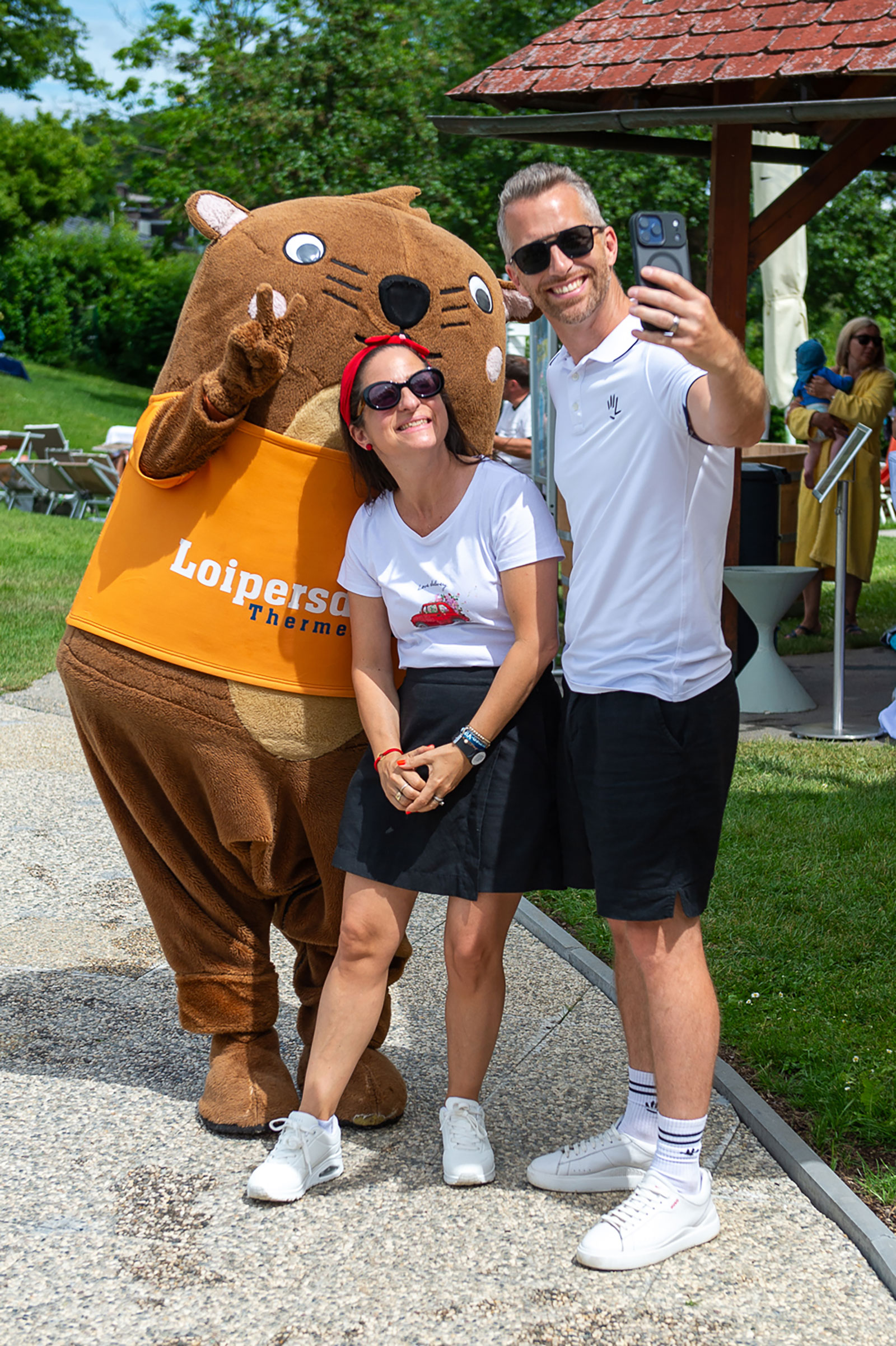 GF Philip Borckenstein-Quirini bittet Caro Athanasiadis zum Selfie mit Maskottchen Otto | Credit: Thermenresort Loipersdorf