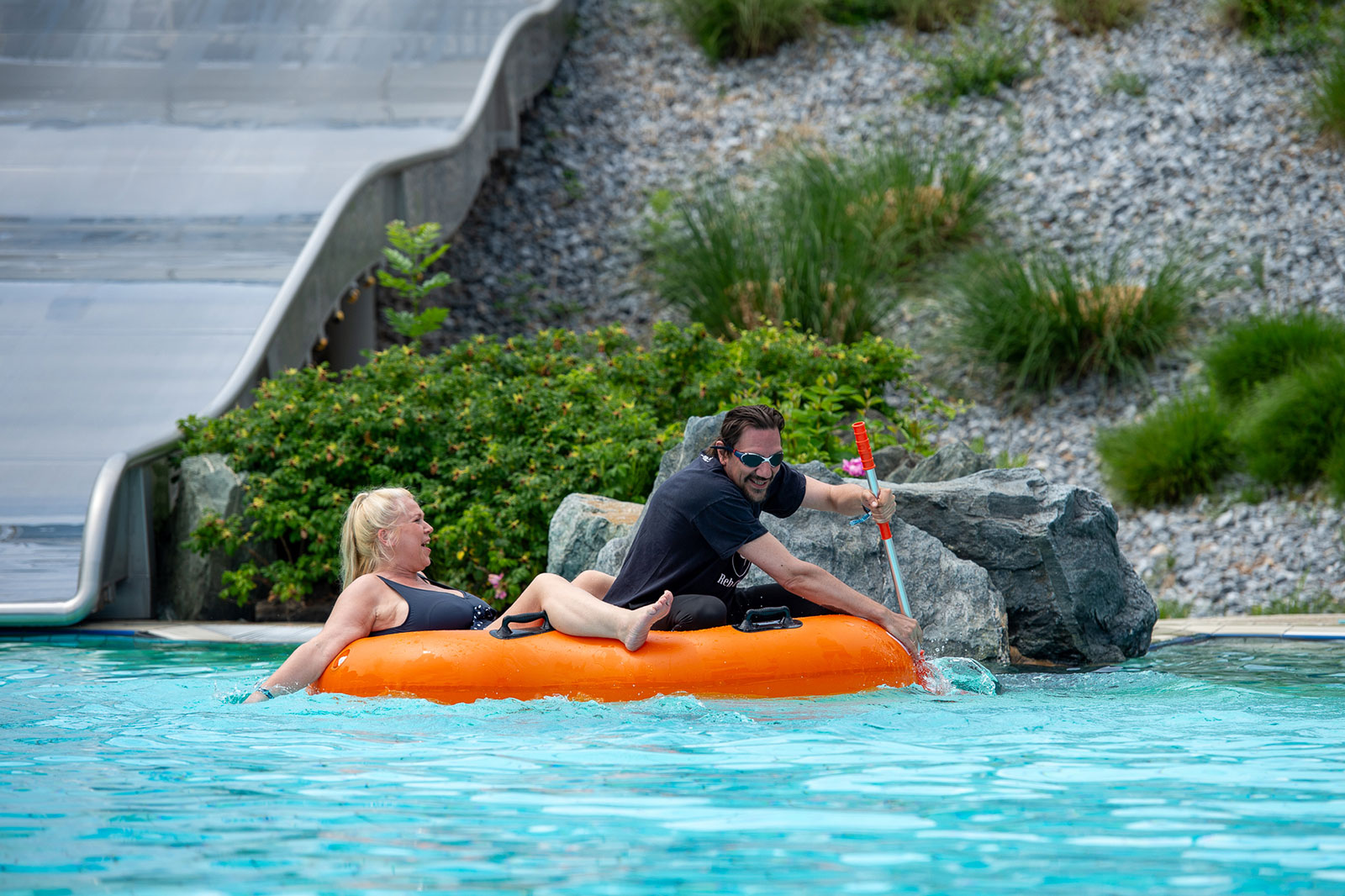 Susanne Hirschler navigiert den paddelnden Christian Stani durch das Acapulcobecken | Credit: Thermenresort Loipersdorf