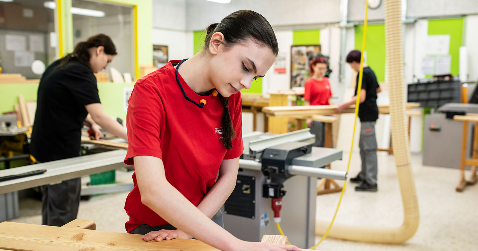 Mitarbeiterin bei der Arbeit | Credit: Jugend am Werk Steiermark/Miriam Raneburger