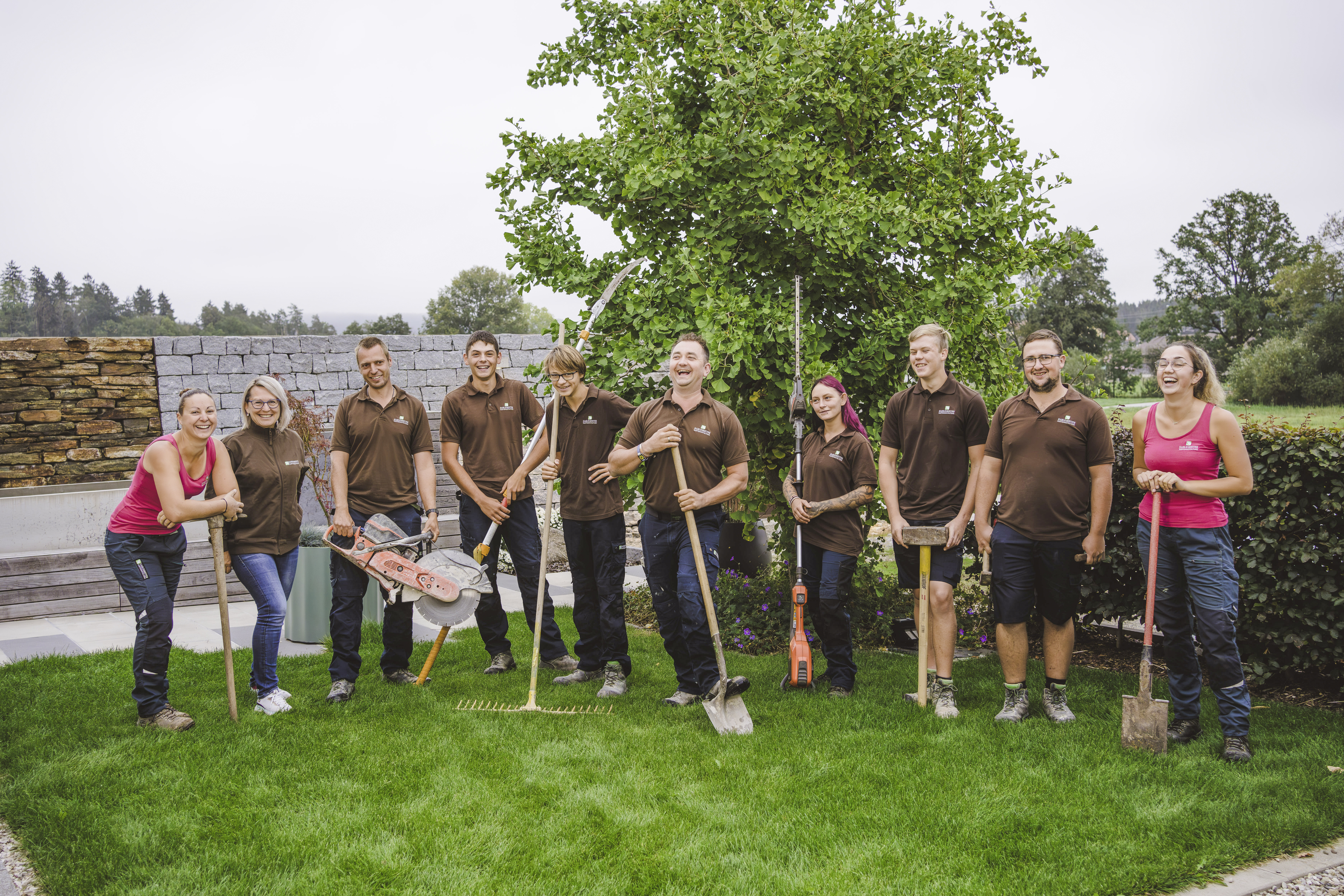 Team Hablesreiter posiert mit Gartenwerkzeug | Credit: Hablesreiter