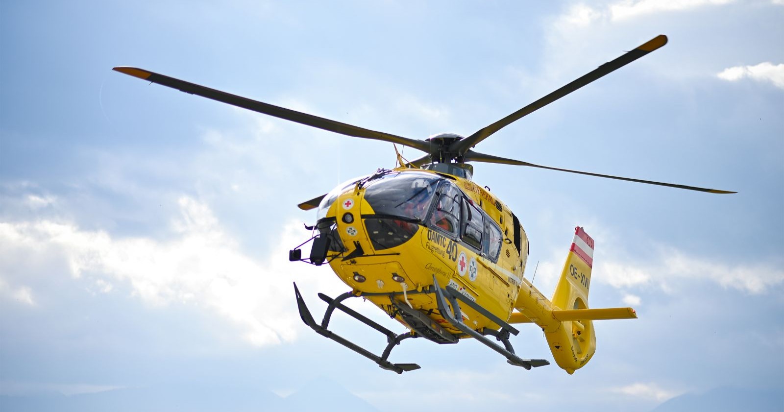 ÖAMTC-Rettungshubschrauber Christophorus 3 fliegt nach Motorradunfall auf der A2 bei Bad Fischau-Brunn im Einsatz