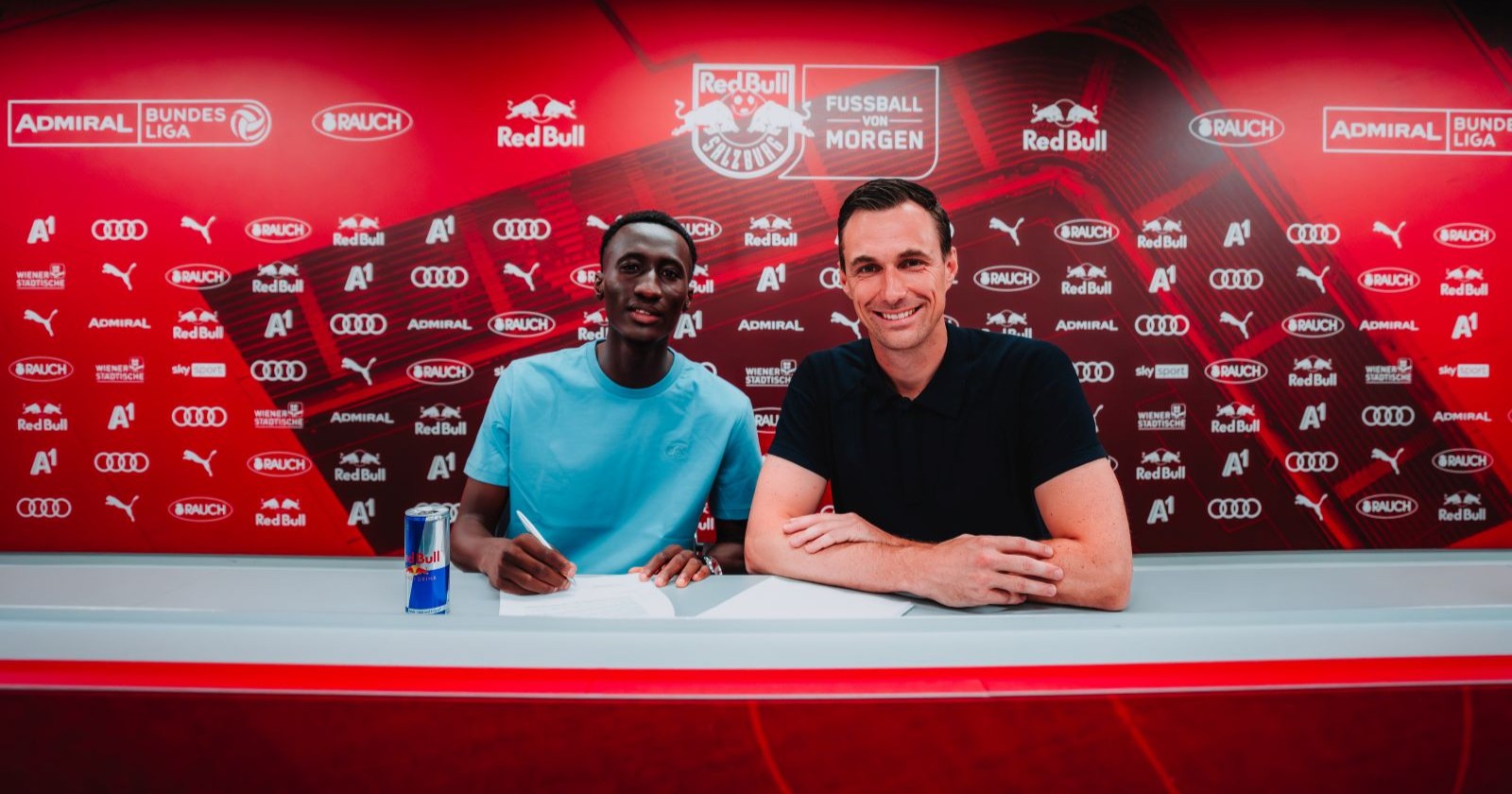 Abubakr Barry während der Vertragsunterzeichnung bei Red Bull Salzburg