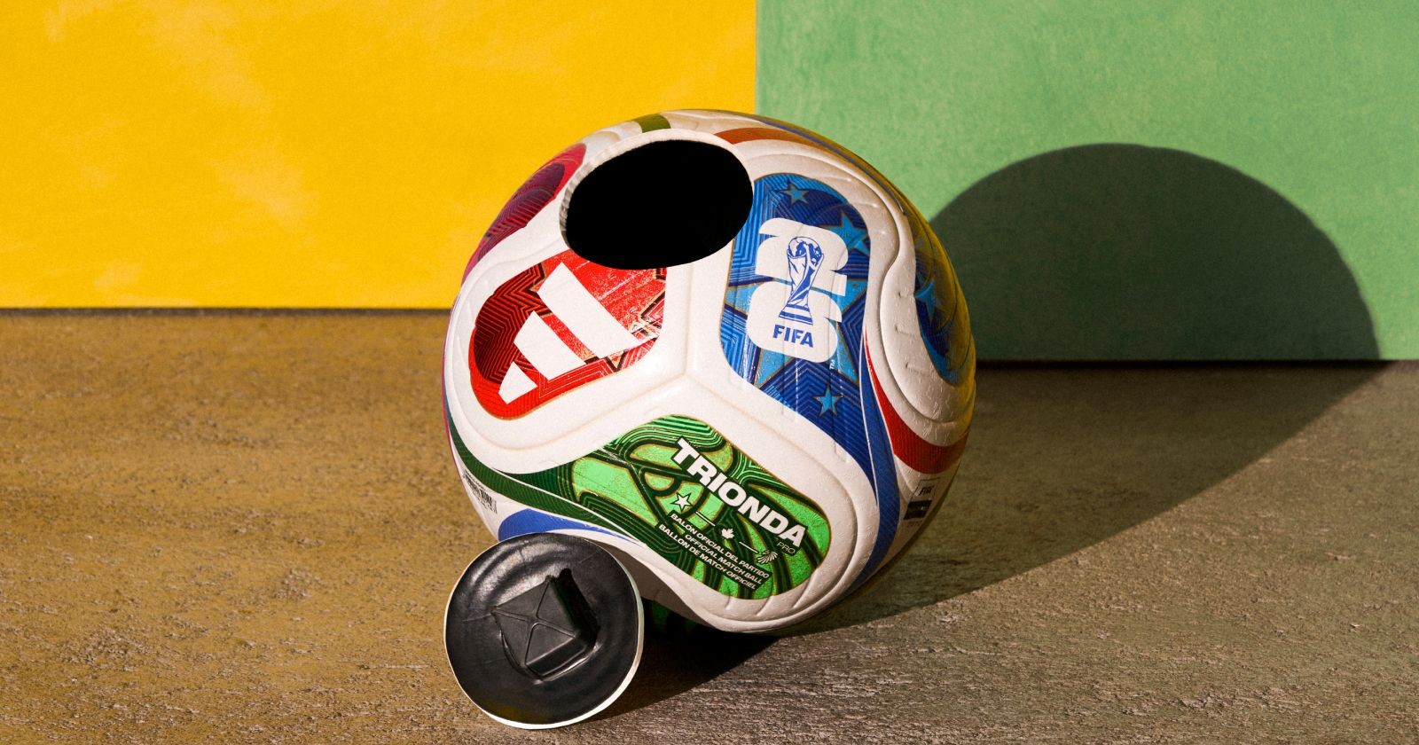 Der offizielle Spielball Adidas Trionda der WM 2026 mit roten, grünen und blauen Mustern liegt auf dem Boden