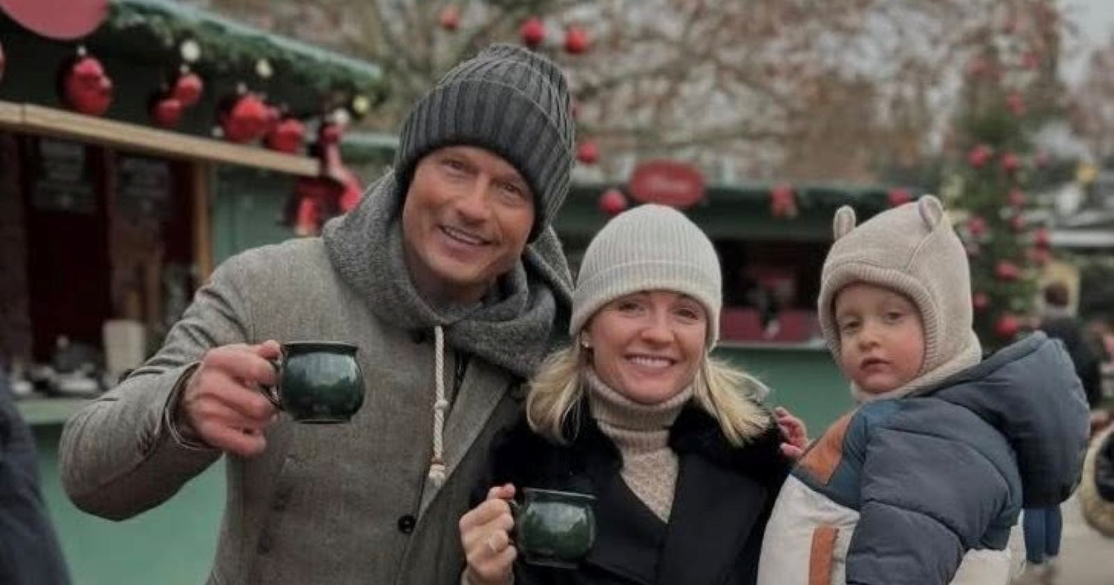 Emily Manninger mit Ehemann Alexander Manninger auf einem Christkindlmarkt.