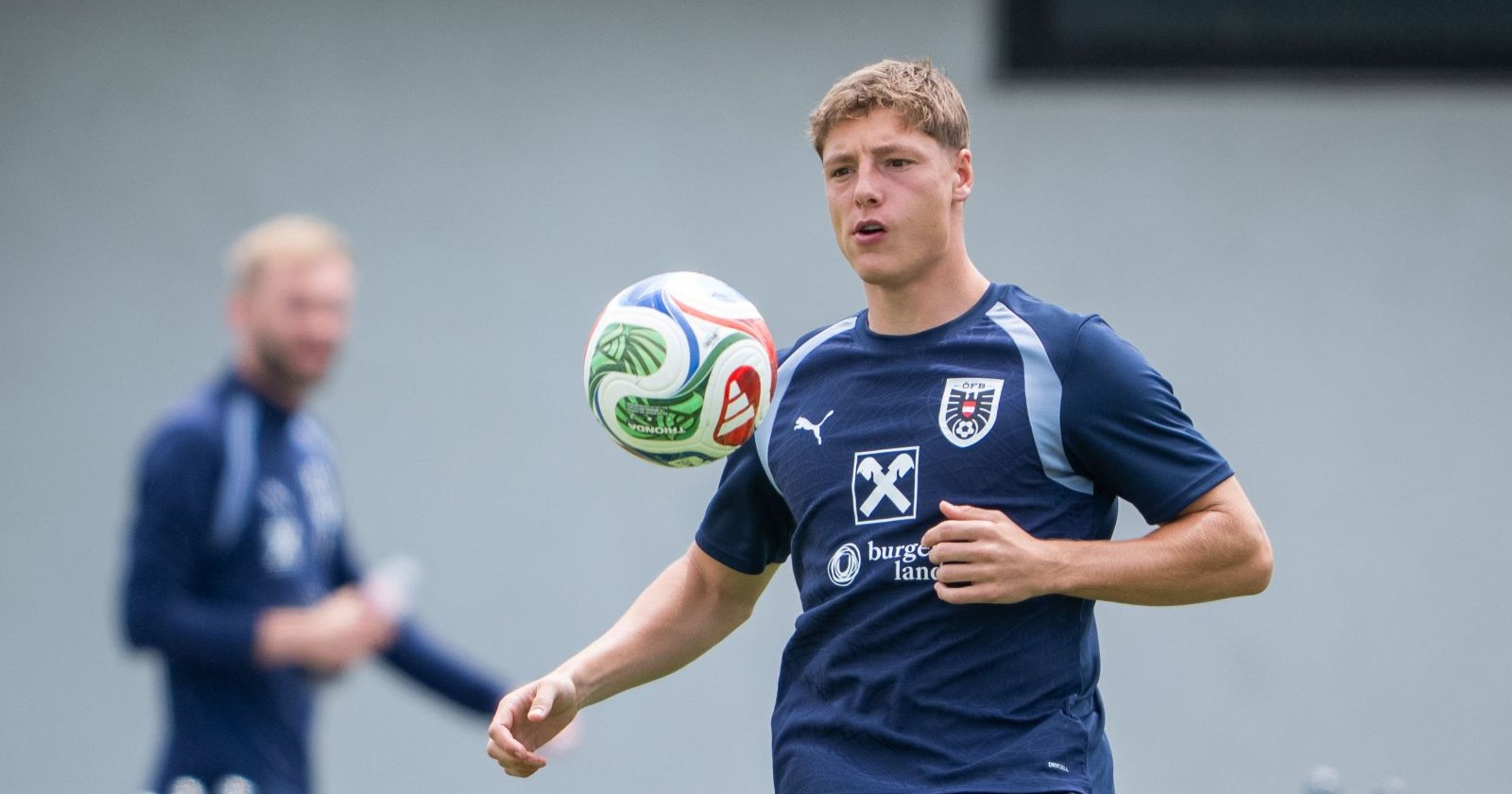 ÖFB-Star Alex Prass beim Training der österreichischen Nationalmannschaft. Der Mittelfeldspieler konzentriert sich auf den Ball und zählt zu den wichtigsten Spielern im ÖFB-Team.