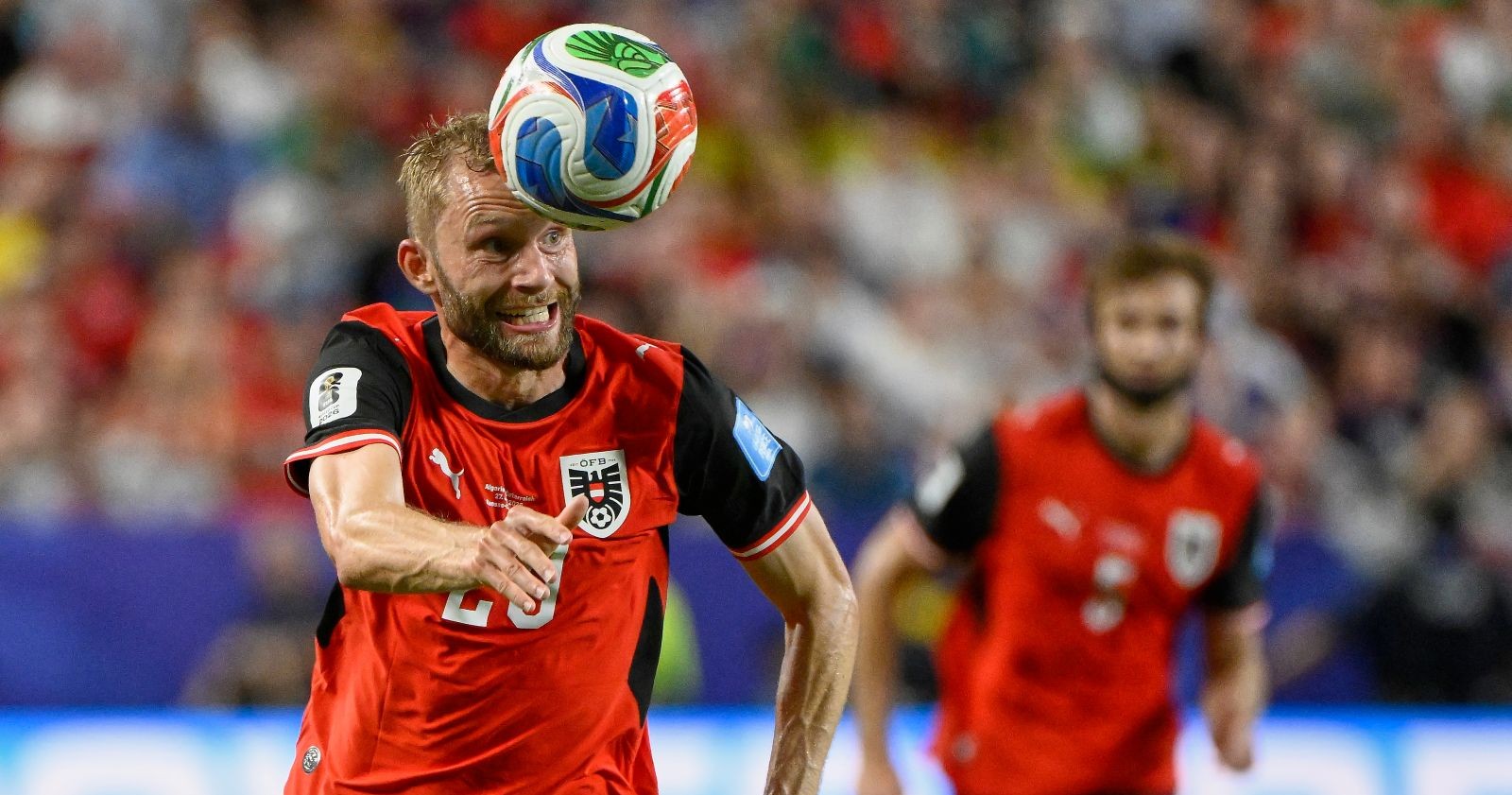 Conrad Laimer beim Spiel Österreich gegen Algerien am Ball