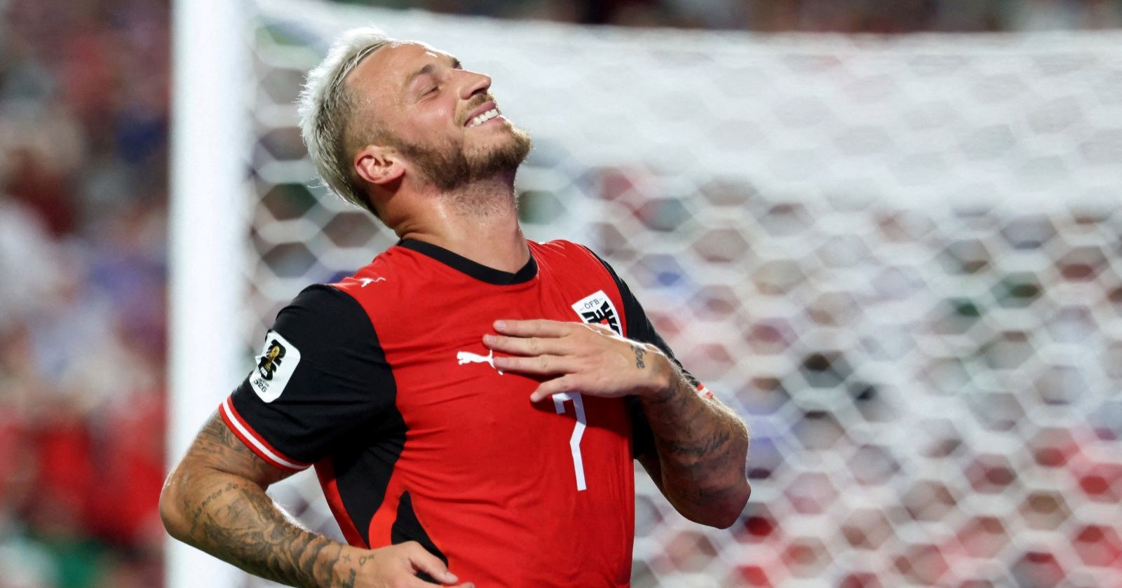 Marko Arnautovic jubelt im Trikot des ÖFB nach einer gelungenen Aktion und legt die Hand auf die Brust. Der Teamstar zählt zu den Publikumslieblingen der österreichischen Nationalmannschaft.