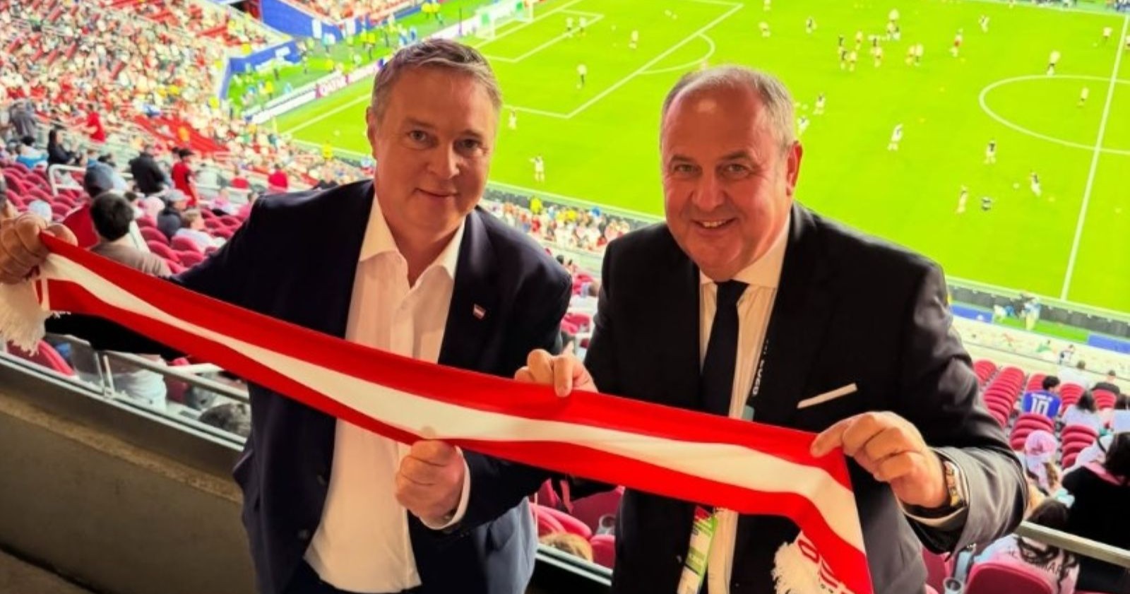 Andreas Babler im Stadion bei der Fußball-WM in den USA mit Österreich-Schal während politischer Kritik an seiner Reise