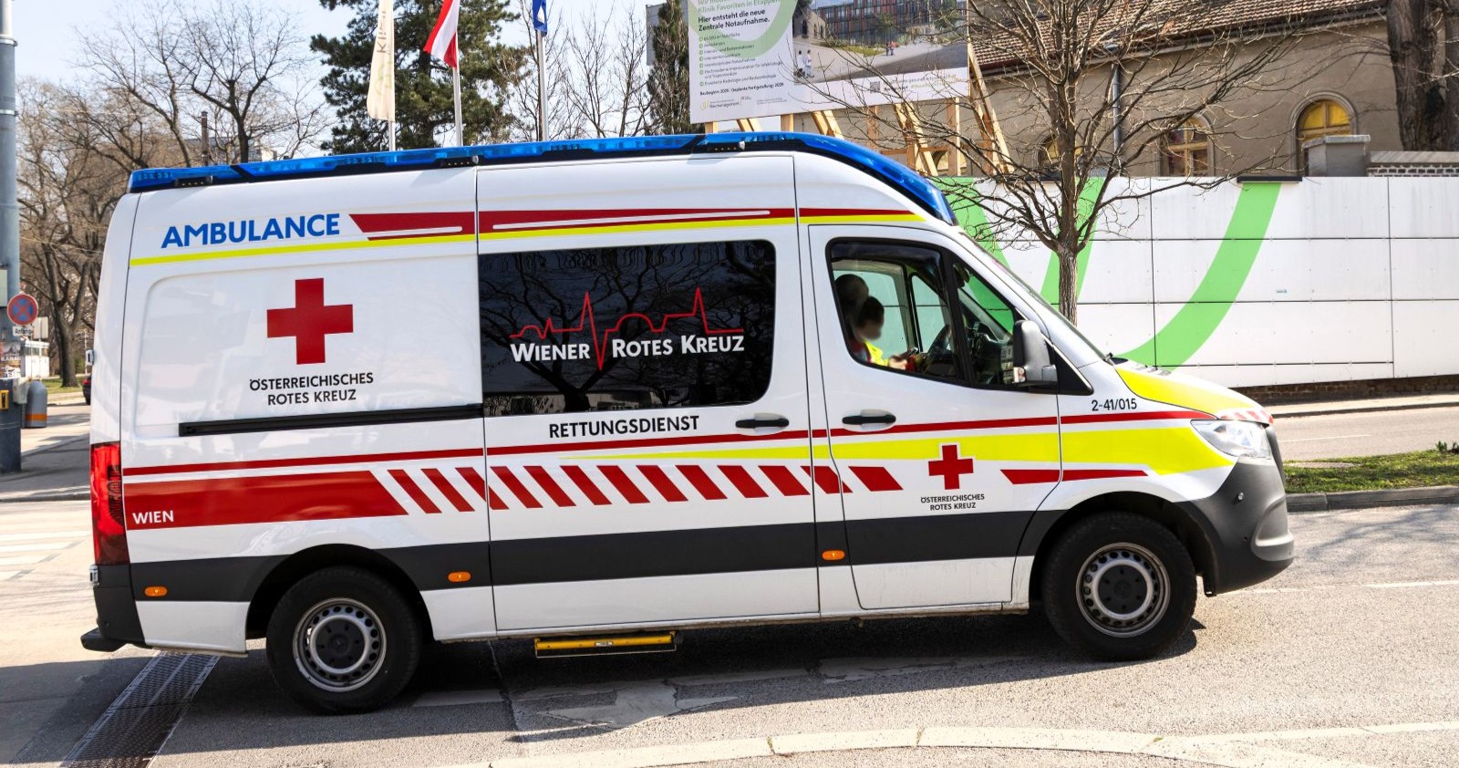 Rettungsauto fährt durch eine Straße